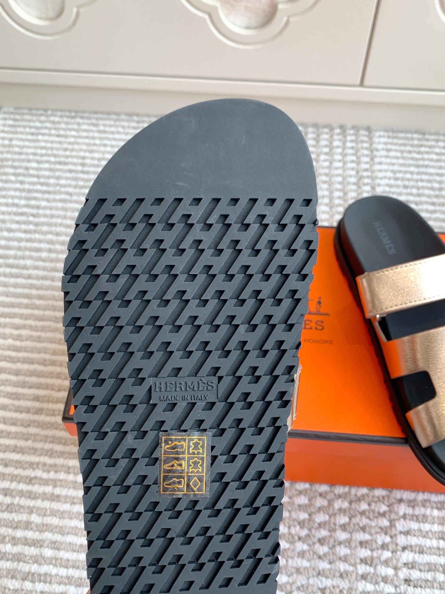 Hermes 2026 Chypre Sandal Grained Goatskin With Metallic Finish 982174