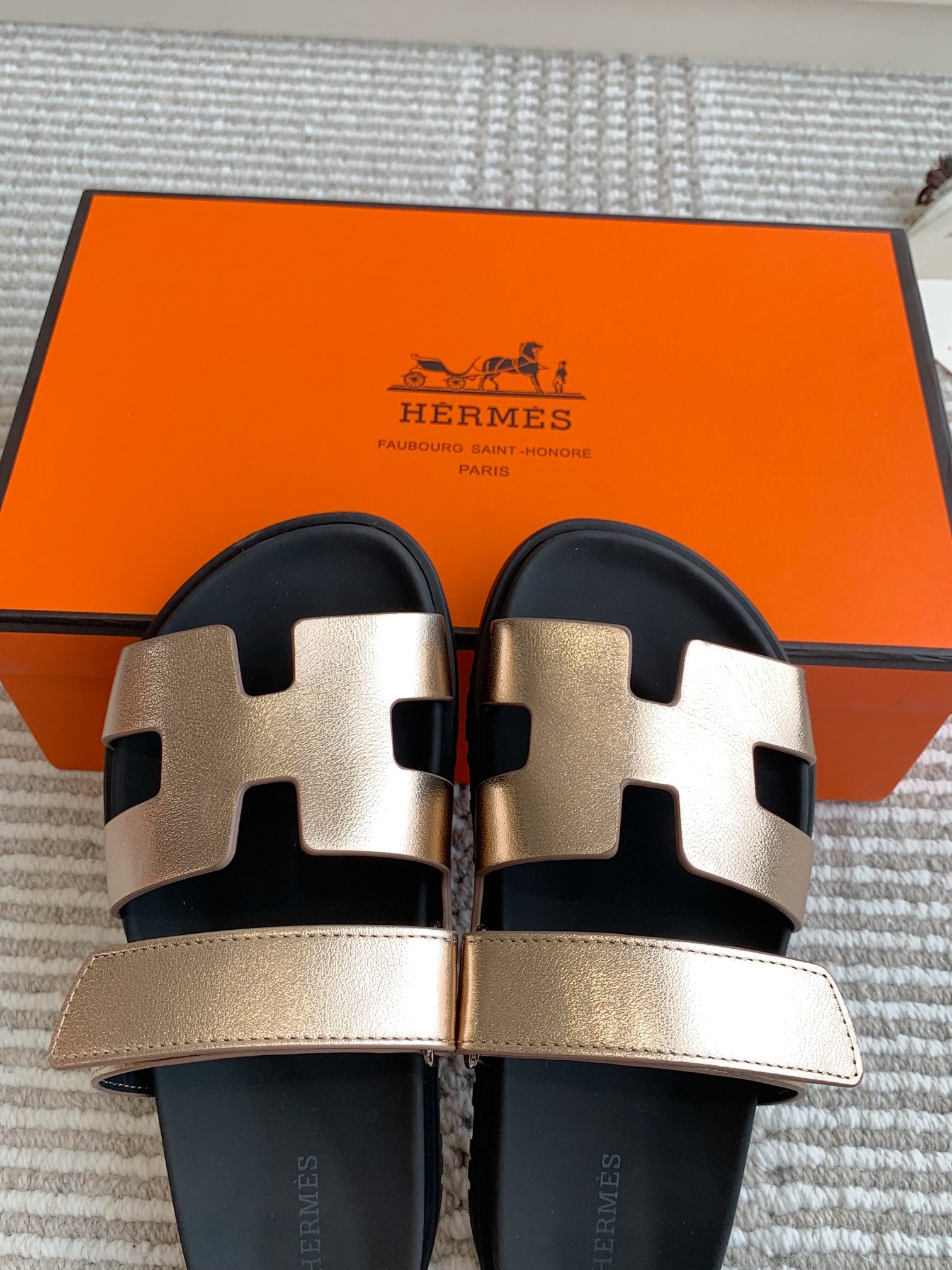 Hermes 2026 Chypre Sandal Grained Goatskin With Metallic Finish 982174
