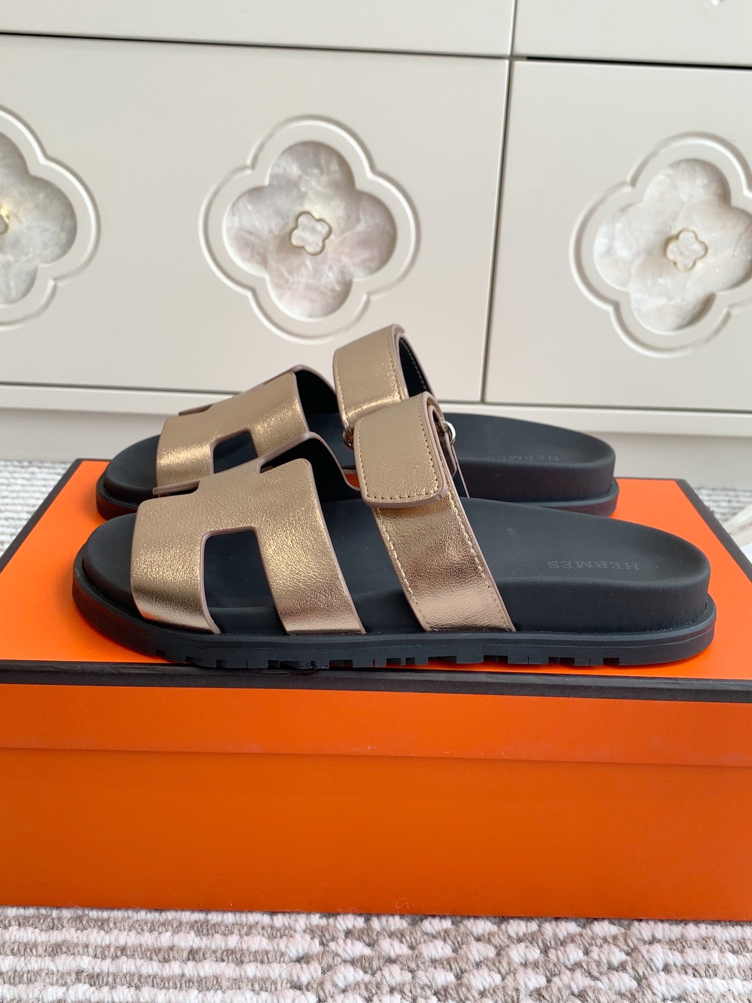 Hermes 2026 Chypre Sandal Grained Goatskin With Metallic Finish 982174