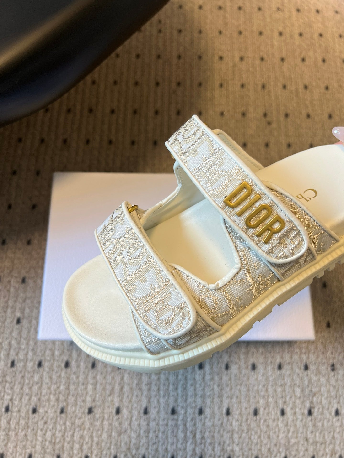 CD 26 Flat Slippers White Beige Sheepskin Embroidered Fabric 621801