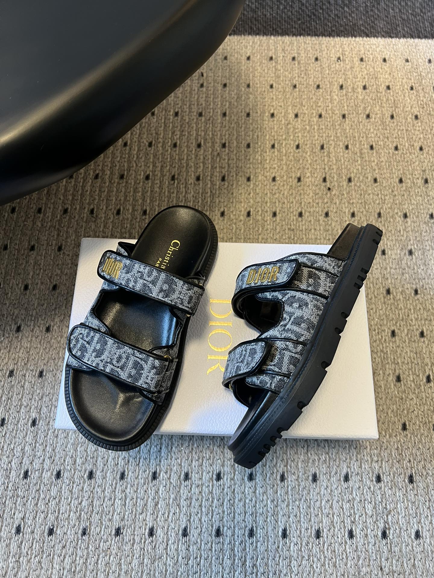 CD 26 Flat Slippers Black Blue Sheepskin Embroidered Fabric 621802