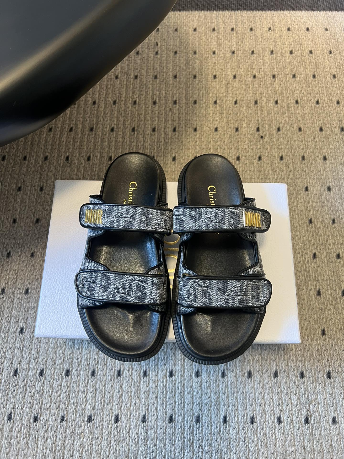 CD 26 Flat Slippers Black Blue Sheepskin Embroidered Fabric 621802