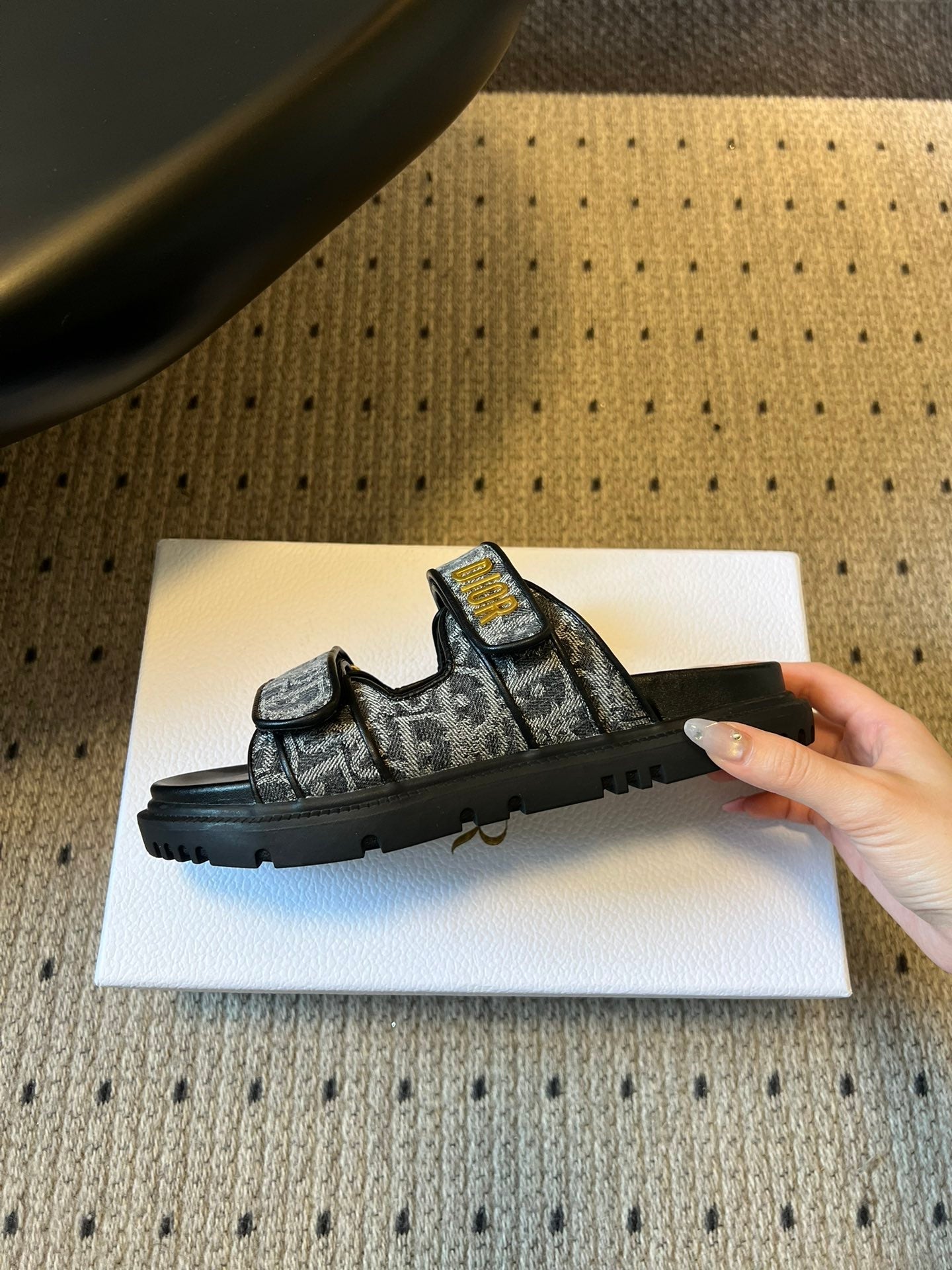 CD 26 Flat Slippers Black Blue Sheepskin Embroidered Fabric 621802