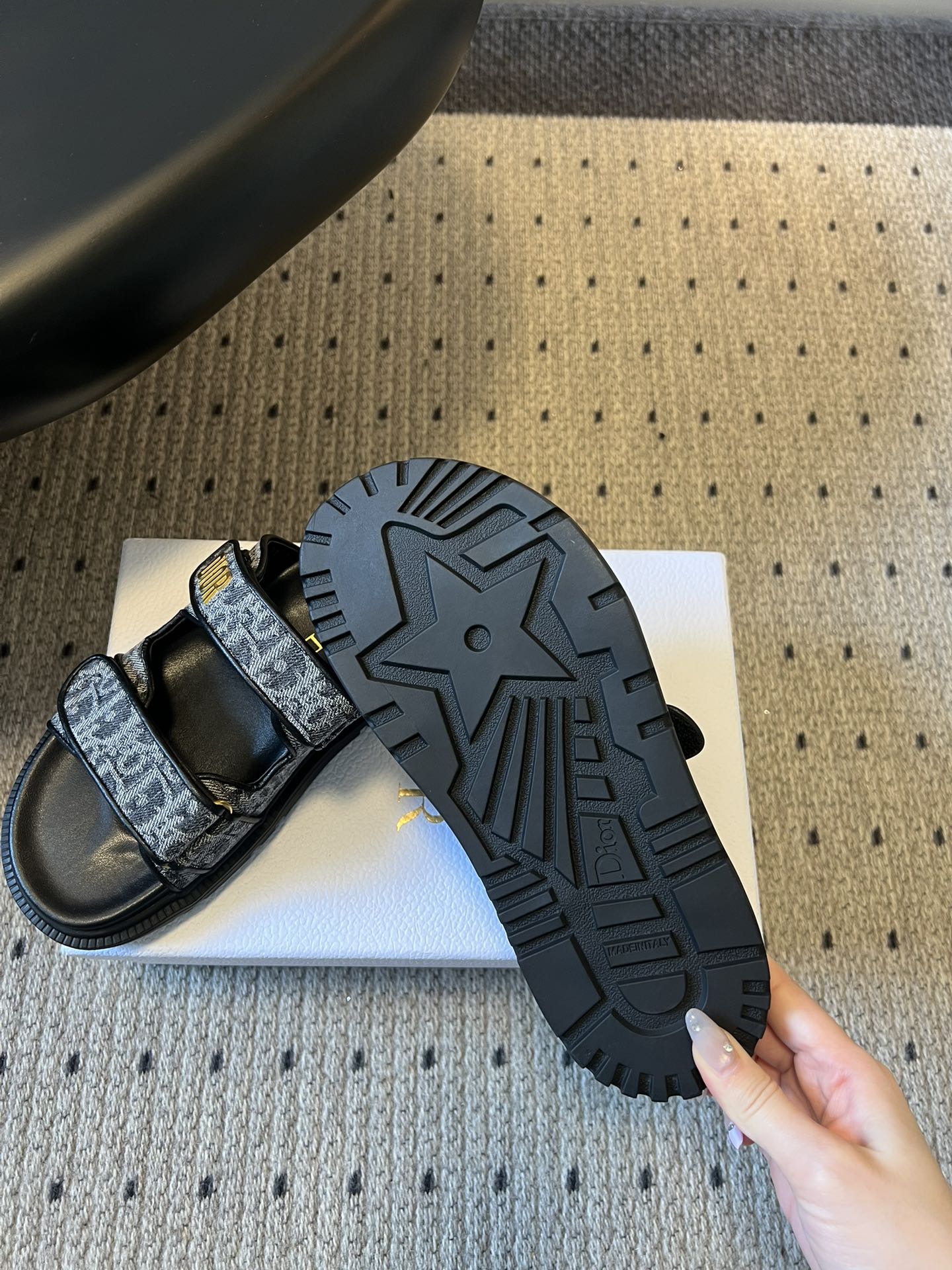 CD 26 Flat Slippers Black Blue Sheepskin Embroidered Fabric 621802