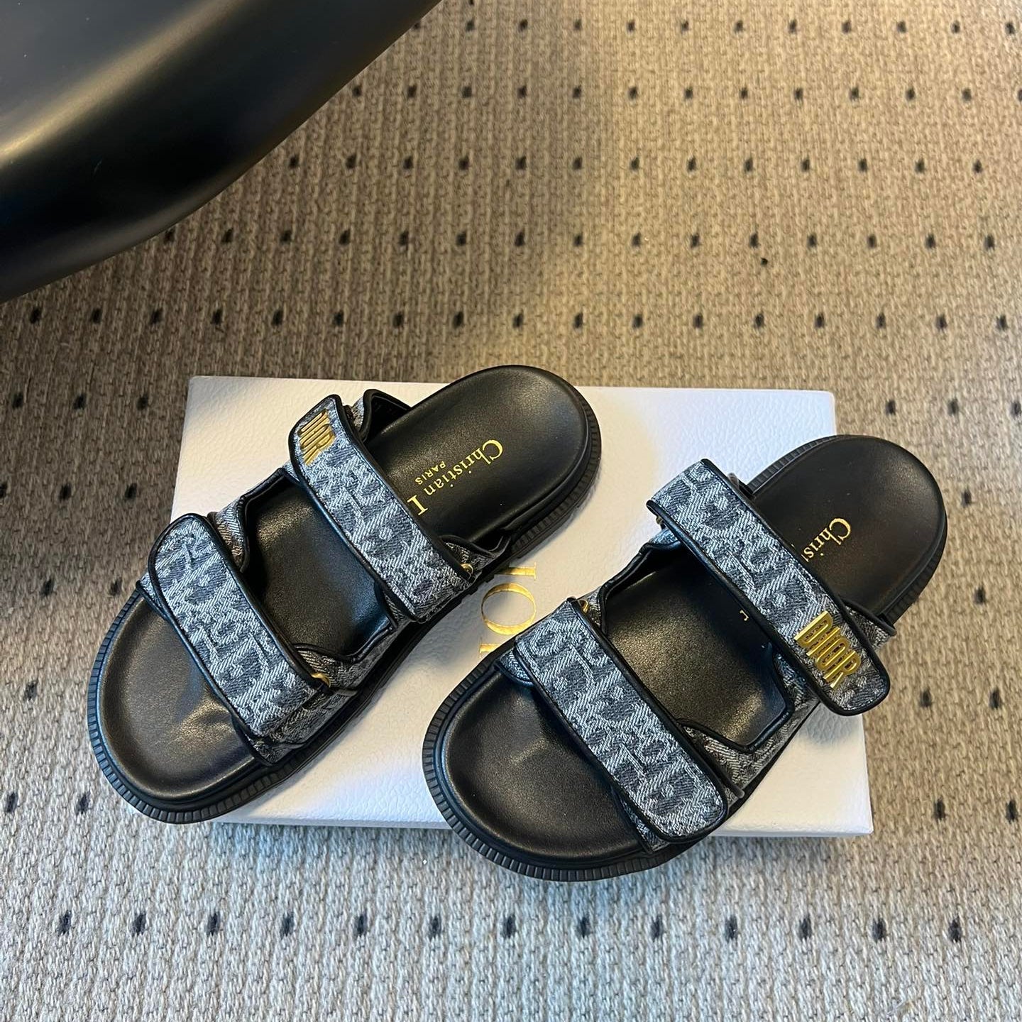 CD 26 Flat Slippers Black Blue Sheepskin Embroidered Fabric 621802