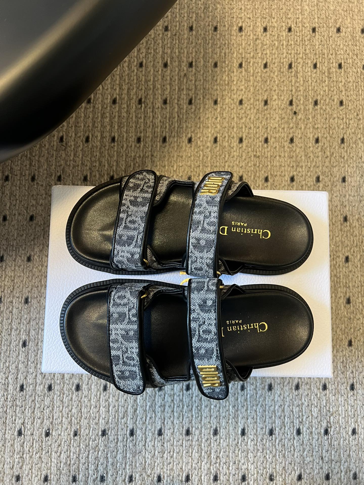 CD 26 Flat Slippers Black Blue Sheepskin Embroidered Fabric 621802