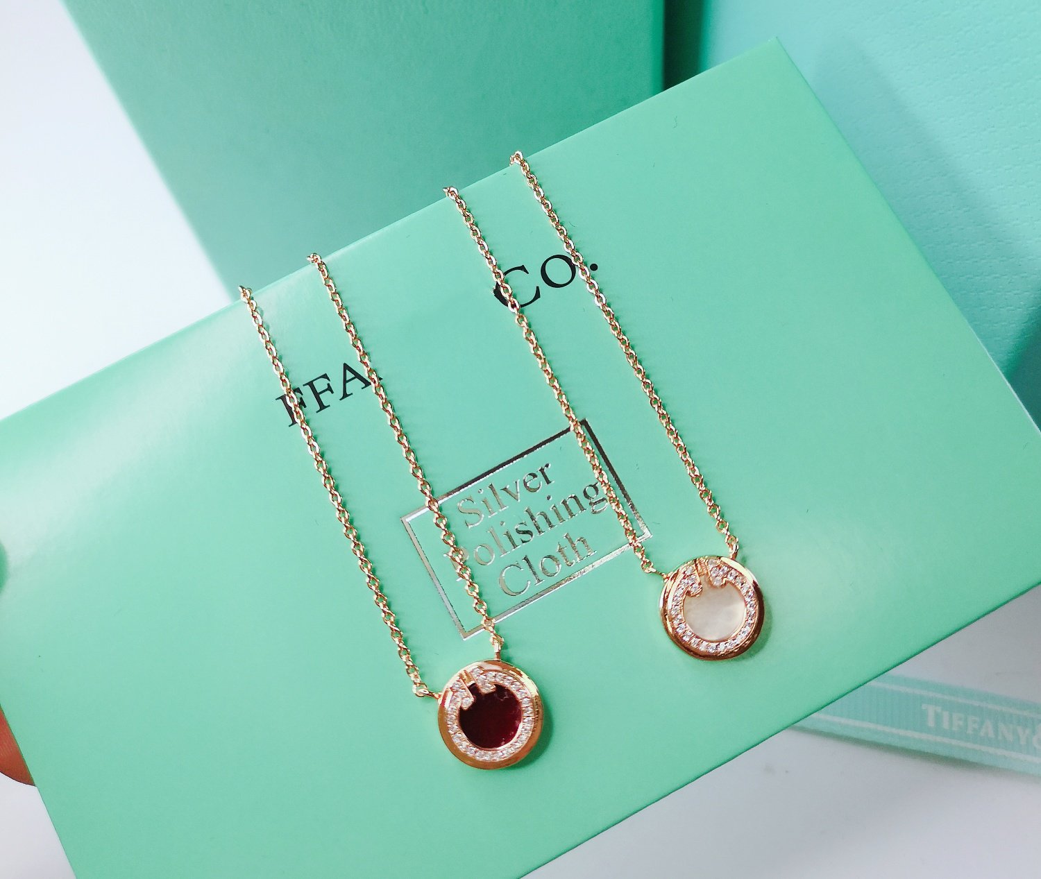 DIAMOND AND MOTHER PEARL CIRCLE NECKLACE PENDANT