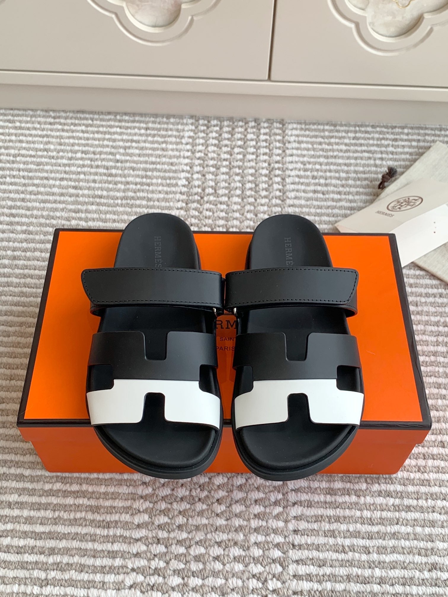 Hermes 2026 Chypre Sandal Two-tone Calfskin 982191