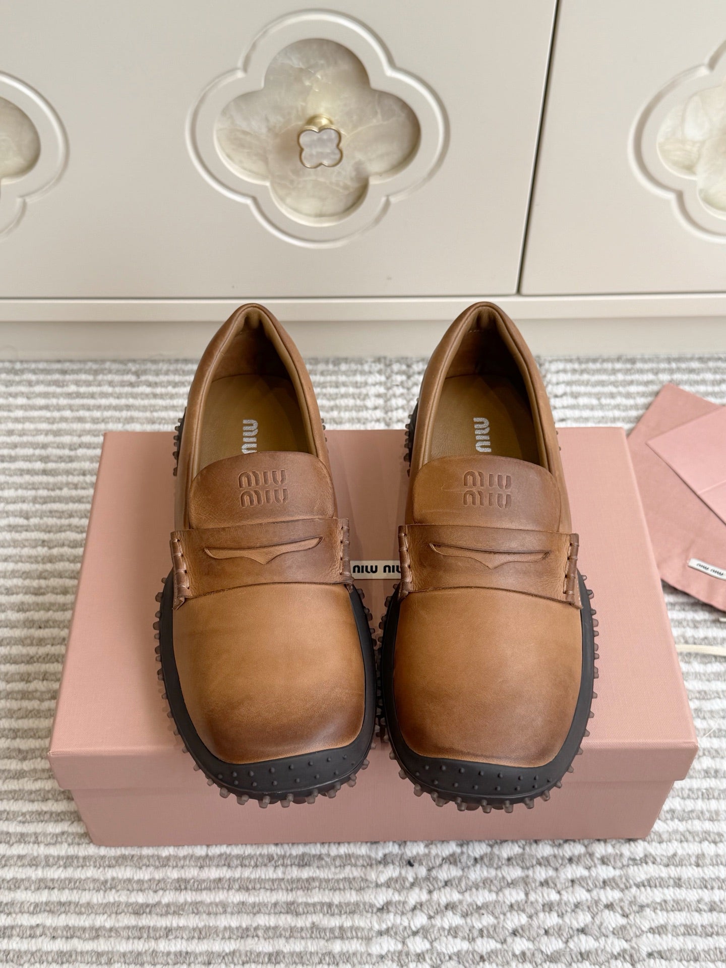 Miumiu 2026 Retro Distressed Loafers Cowhide 955676