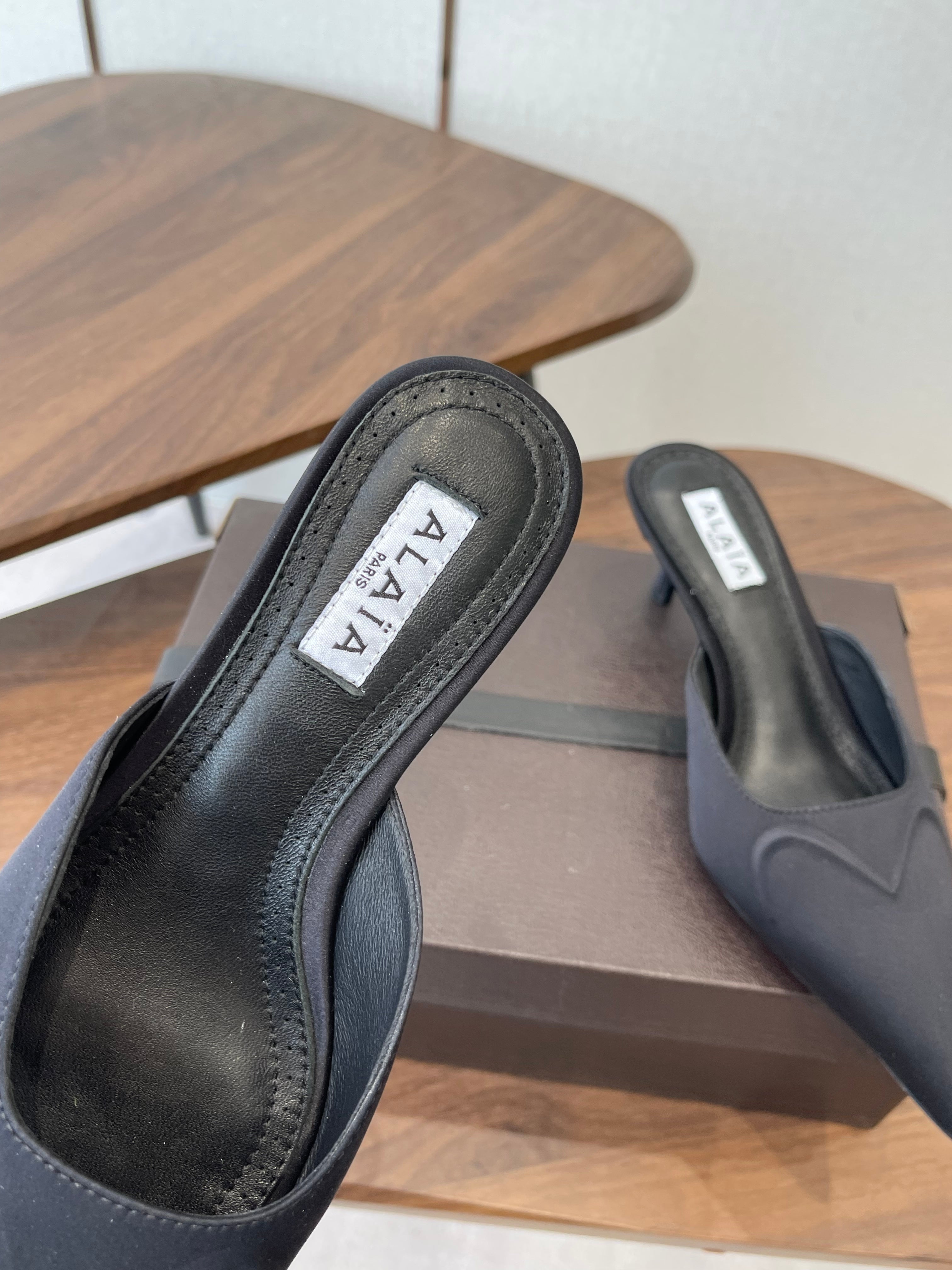 Alaia 26  Pointed-toe Mules 50 Black Sheepskin 624906