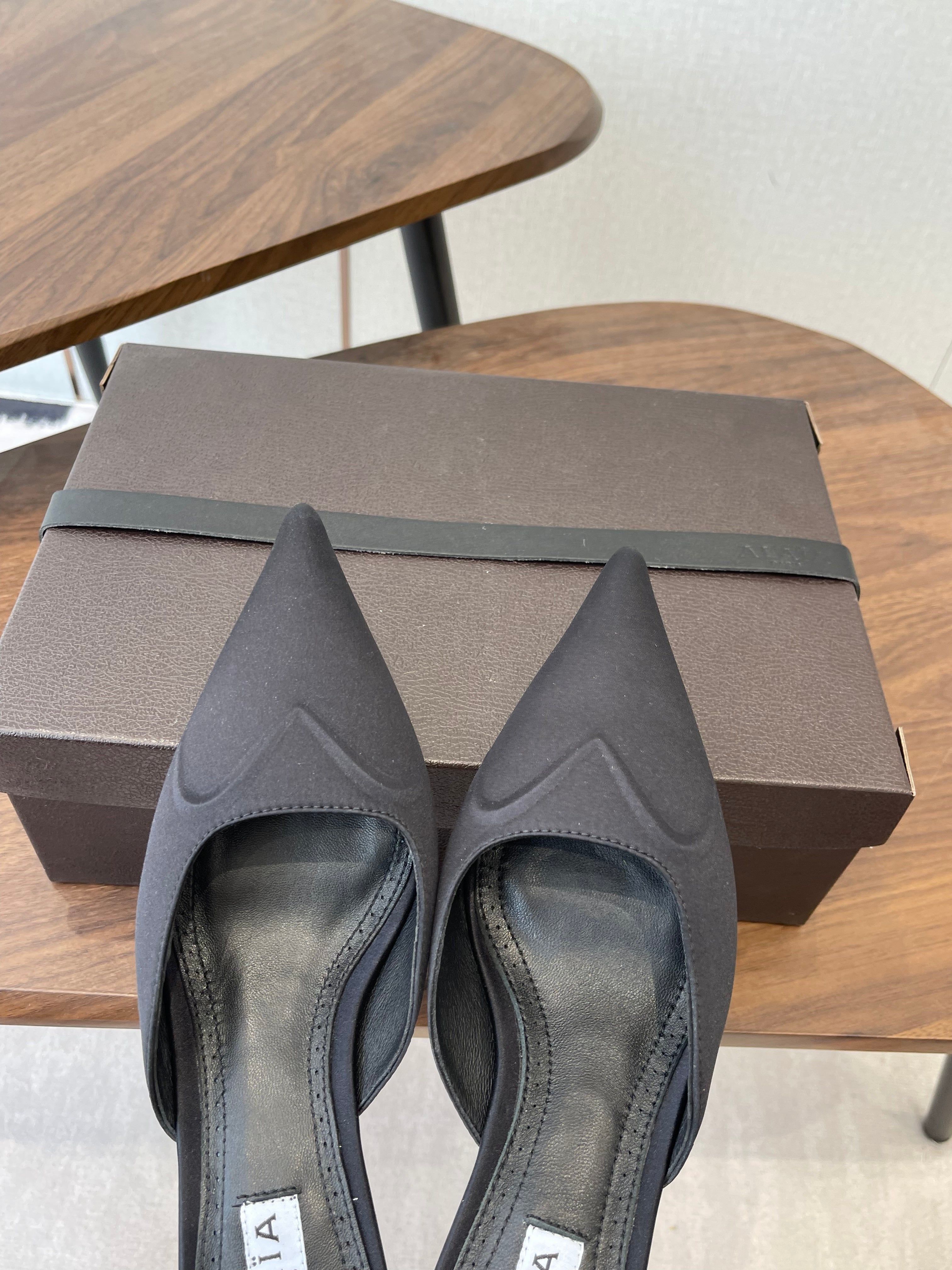 Alaia 26  Pointed-toe Mules 50 Black Sheepskin 624906