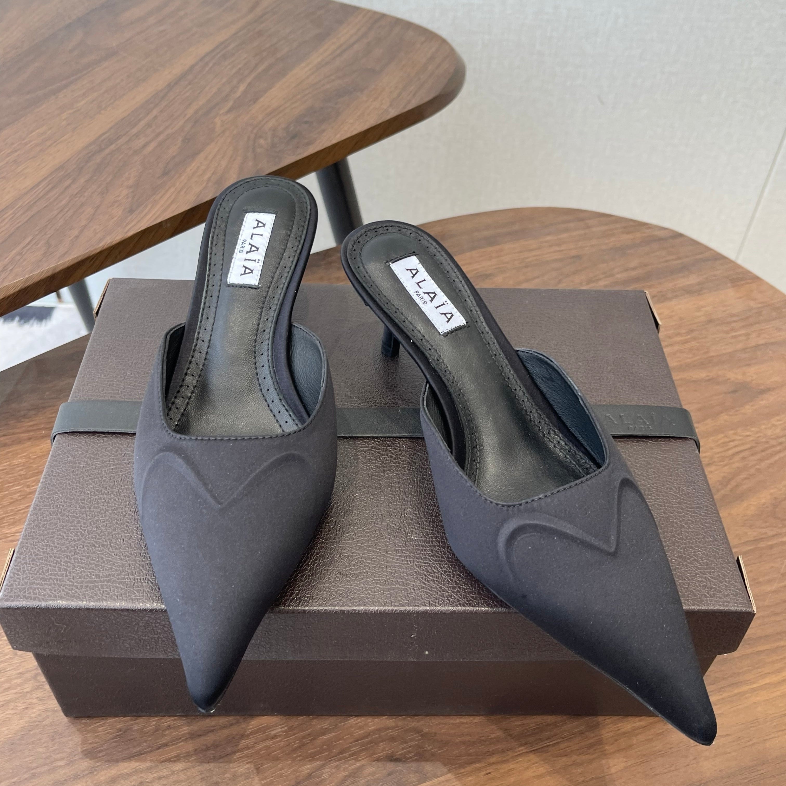 Alaia 26  Pointed-toe Mules 50 Black Sheepskin 624906