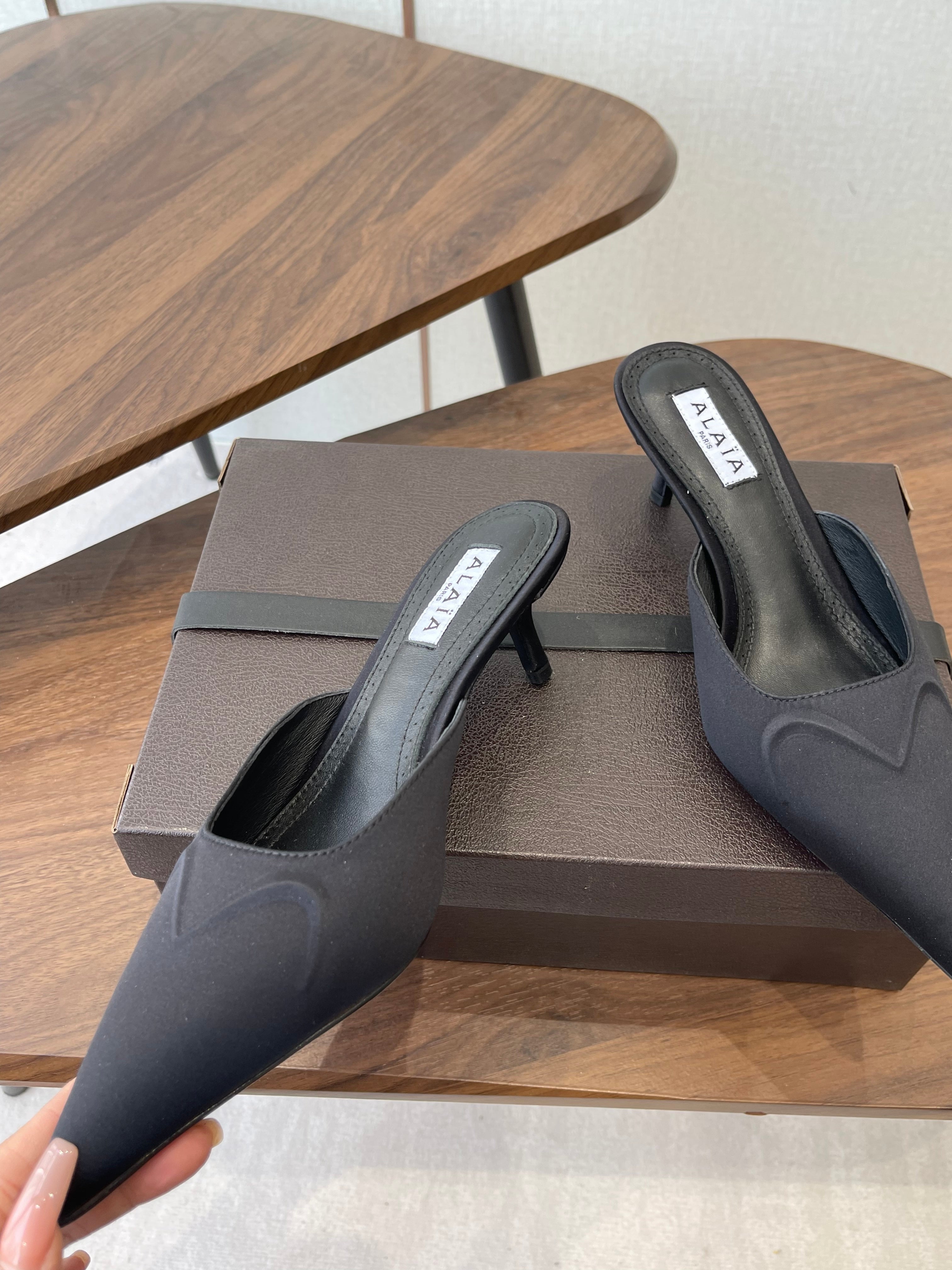 Alaia 26  Pointed-toe Mules 50 Black Sheepskin 624906