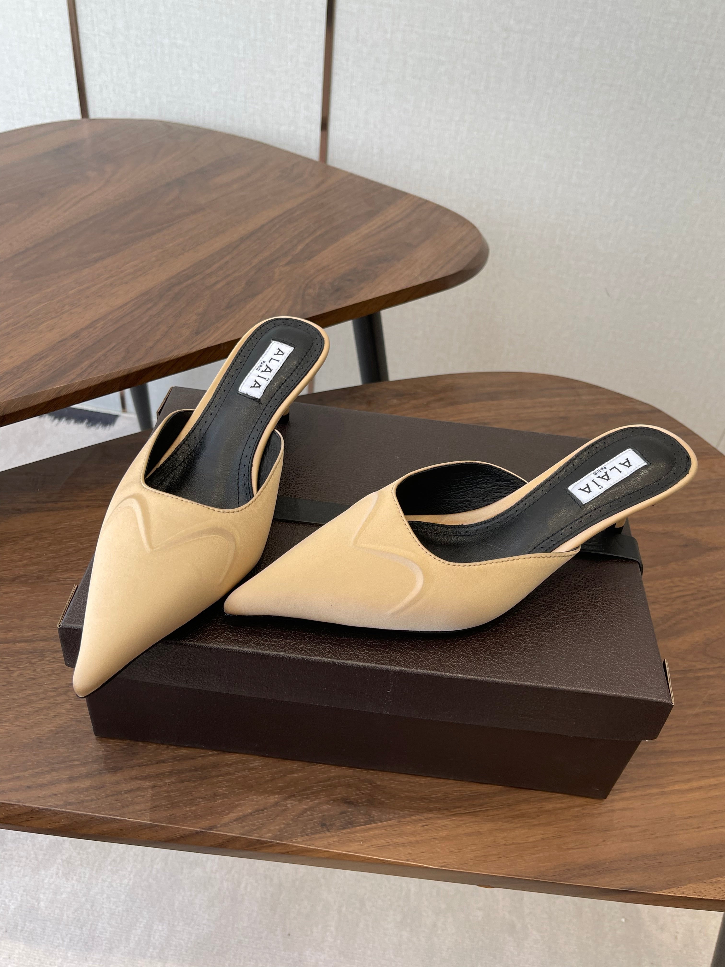 Alaia 26  Pointed-toe Mules 50 Beige Sheepskin 624907