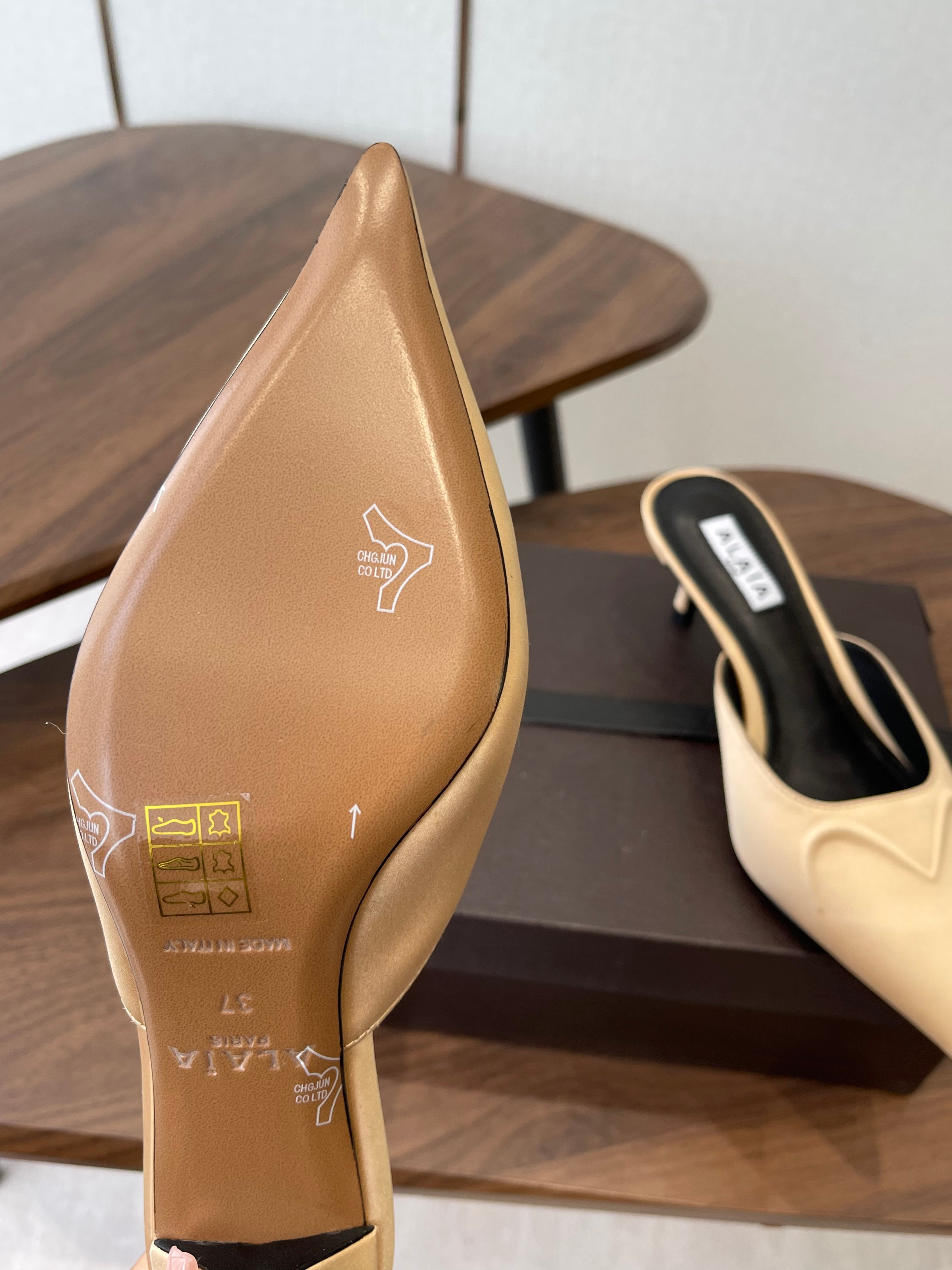 Alaia 26  Pointed-toe Mules 50 Beige Sheepskin 624907