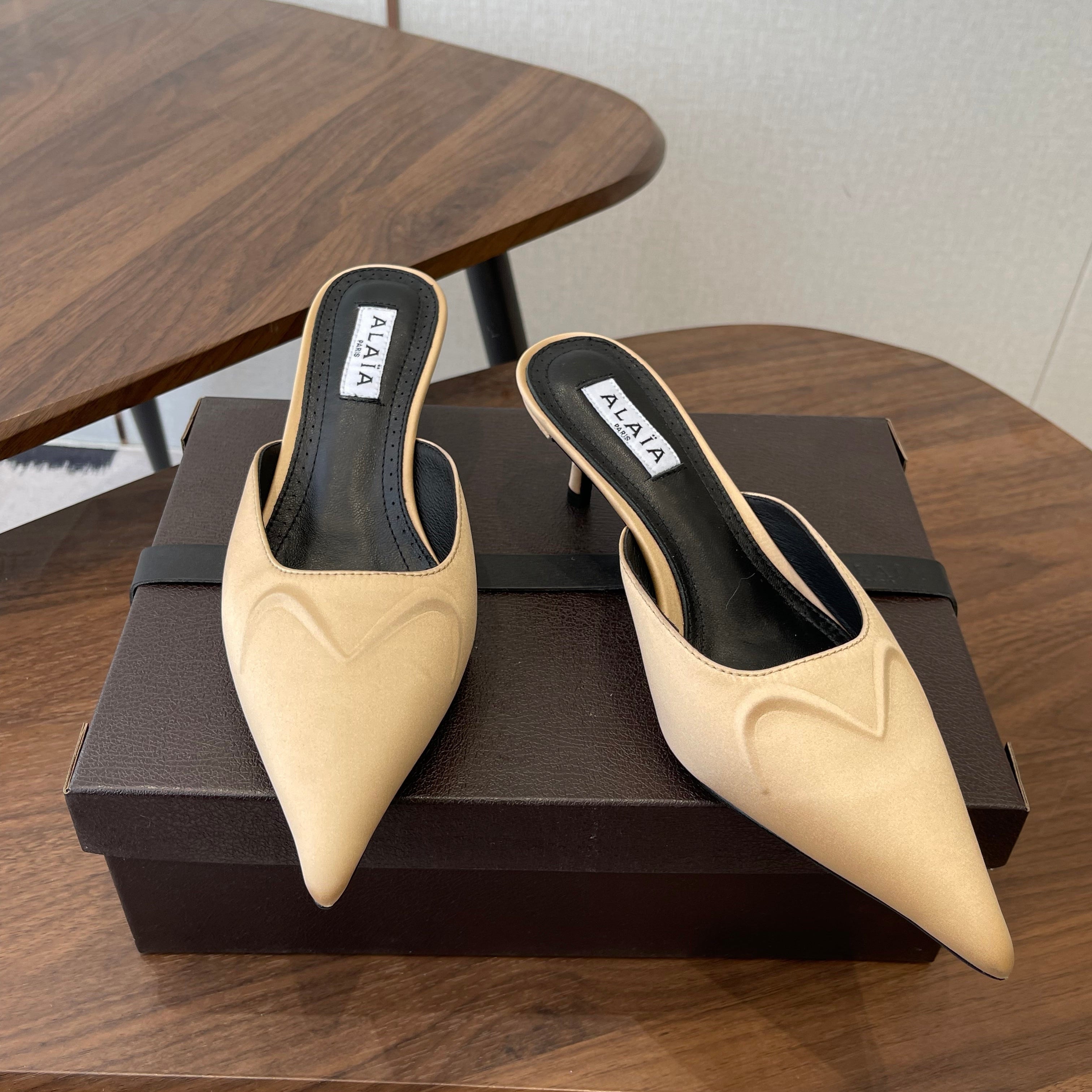 Alaia 26  Pointed-toe Mules 50 Beige Sheepskin 624907