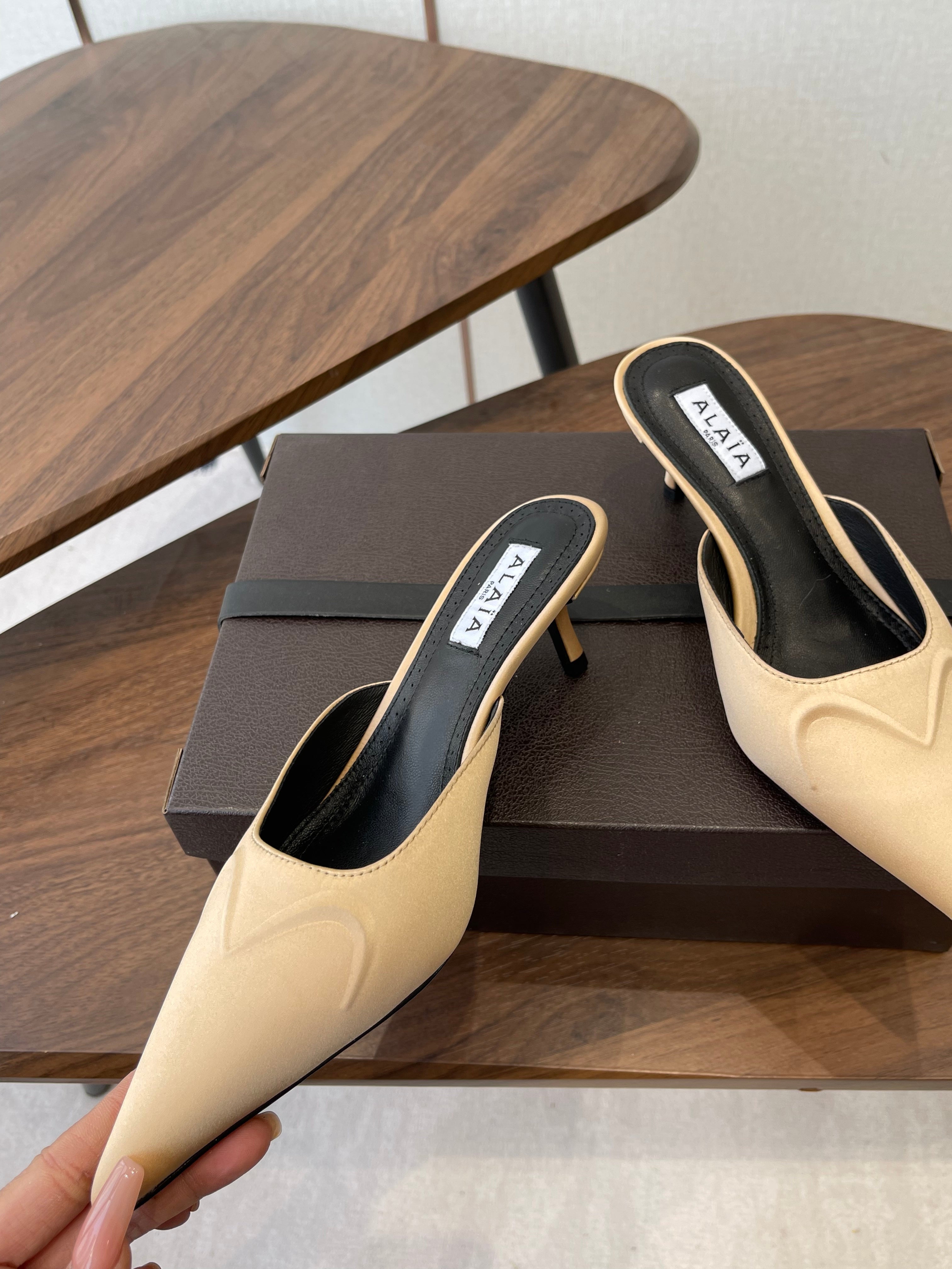 Alaia 26  Pointed-toe Mules 50 Beige Sheepskin 624907