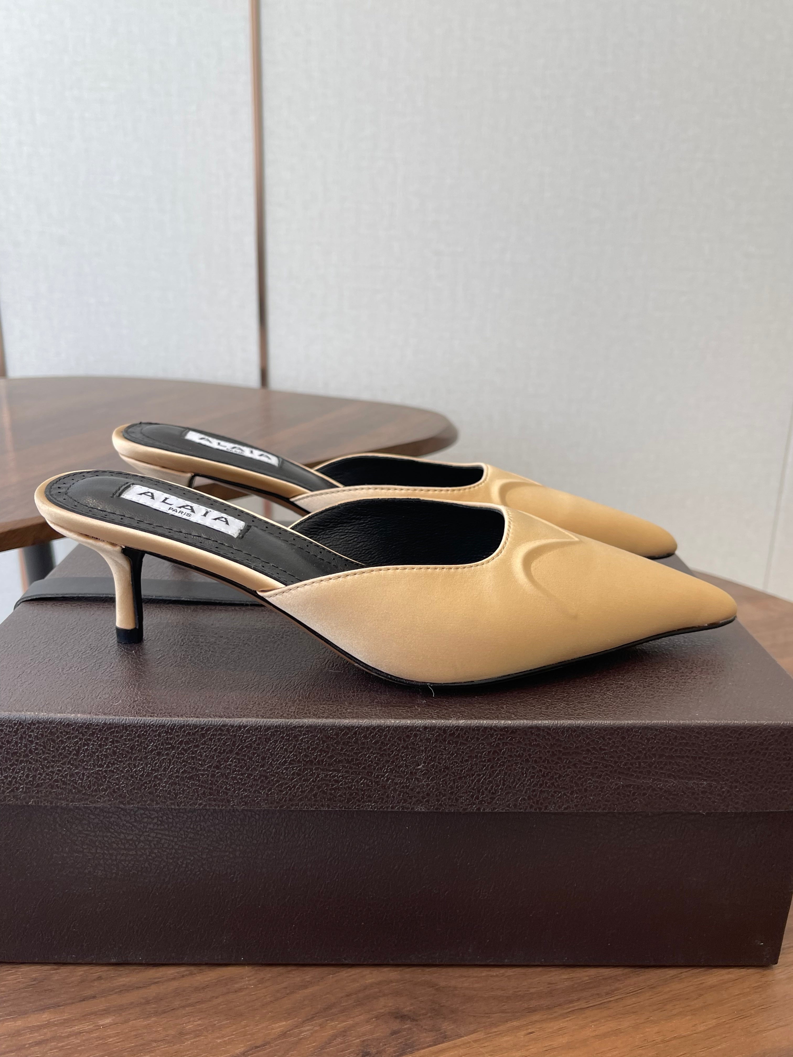 Alaia 26  Pointed-toe Mules 50 Beige Sheepskin 624907