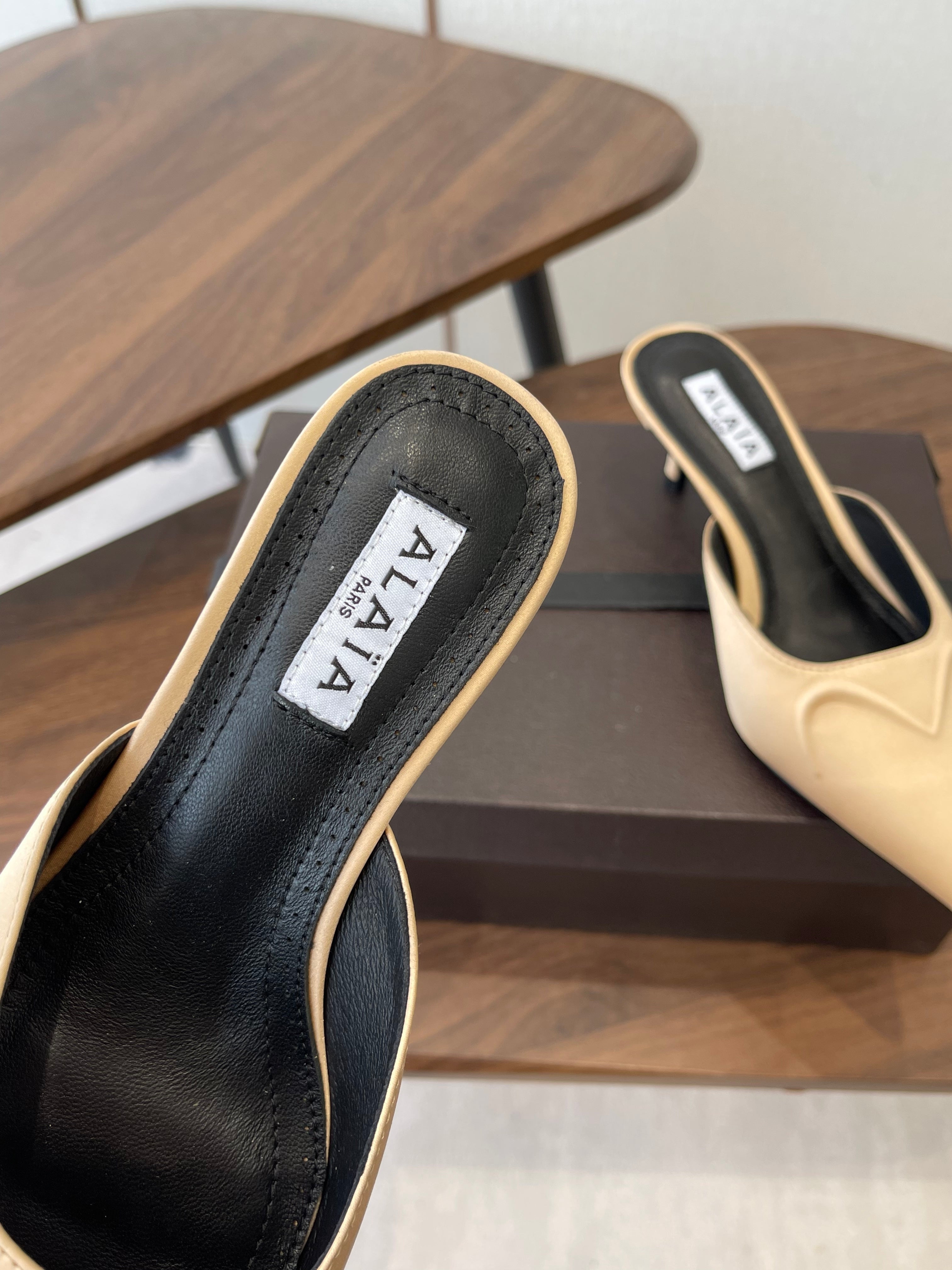 Alaia 26  Pointed-toe Mules 50 Beige Sheepskin 624907