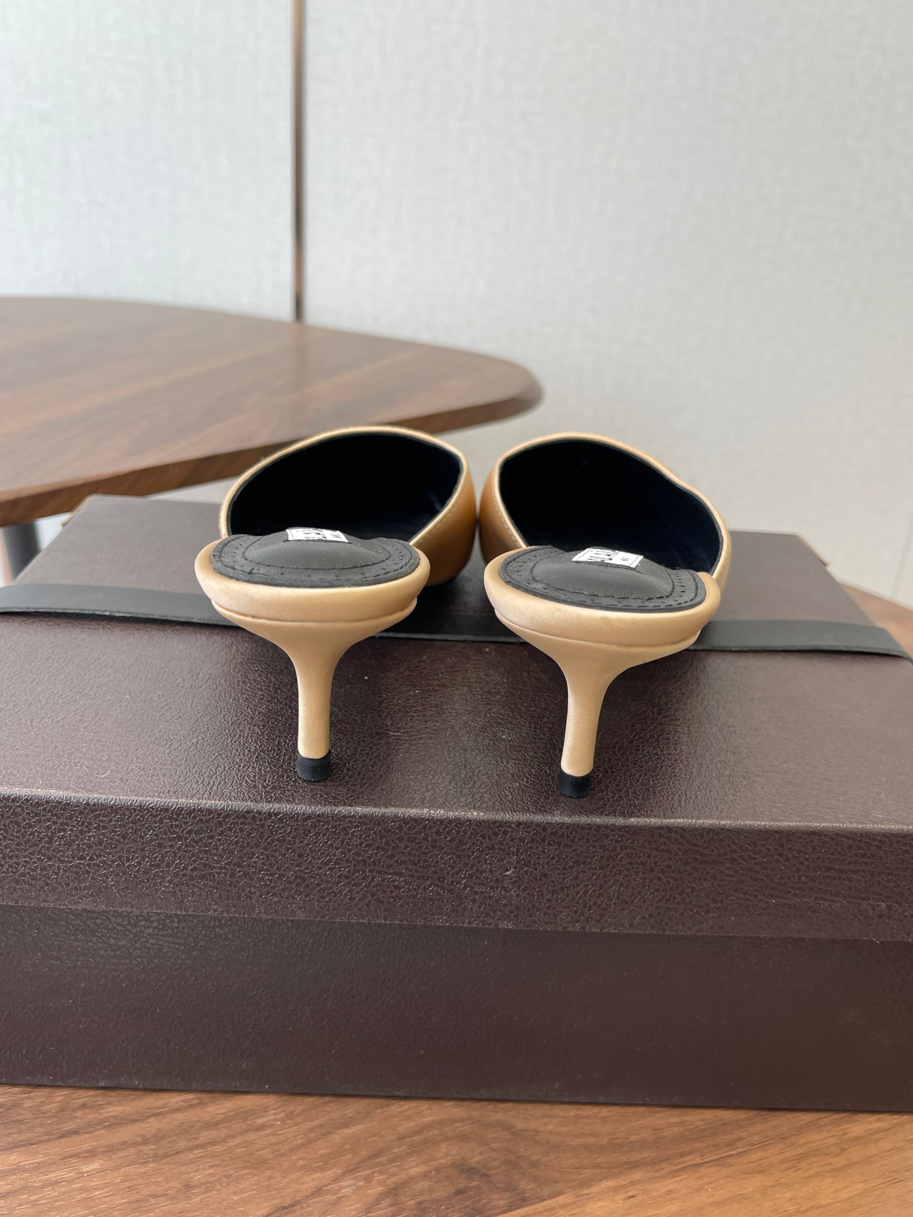 Alaia 26  Pointed-toe Mules 50 Beige Sheepskin 624907