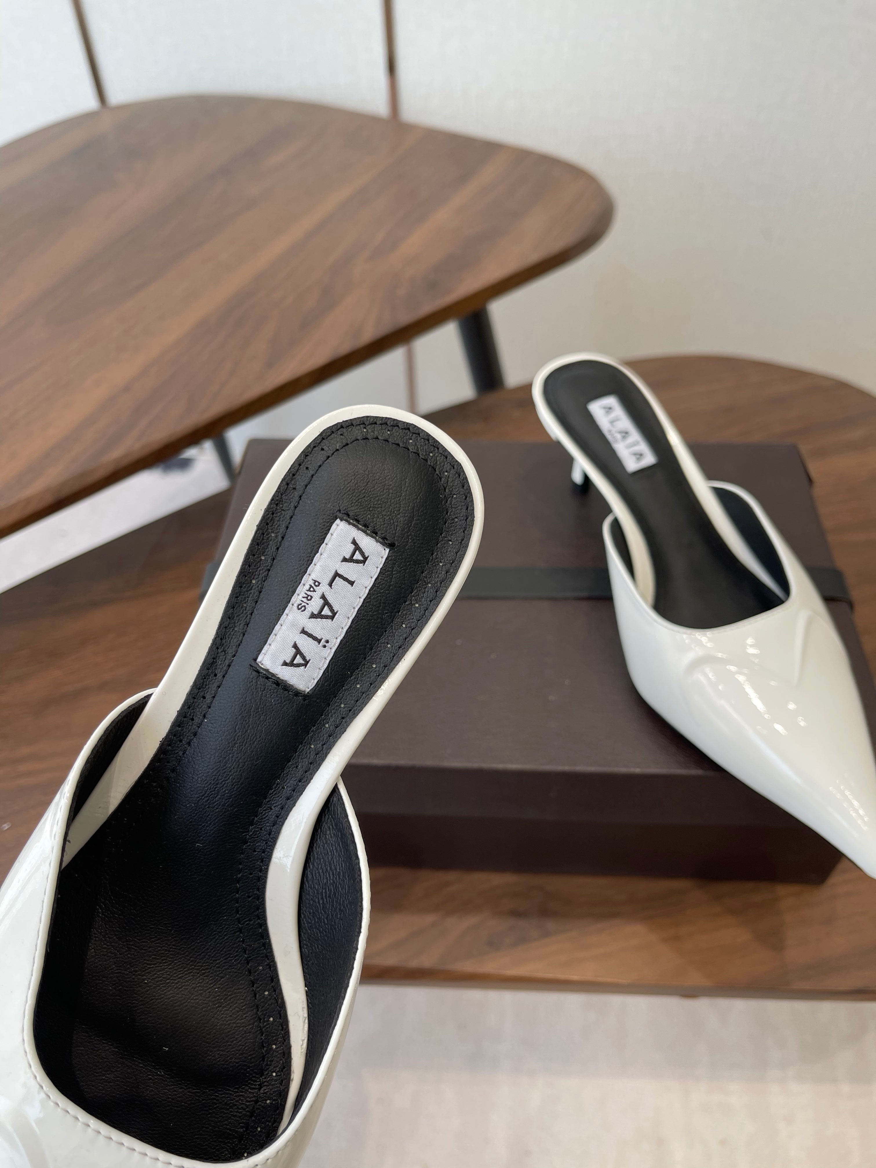 Alaia 26  Pointed-toe Mules 50 White Patent Leather 624908