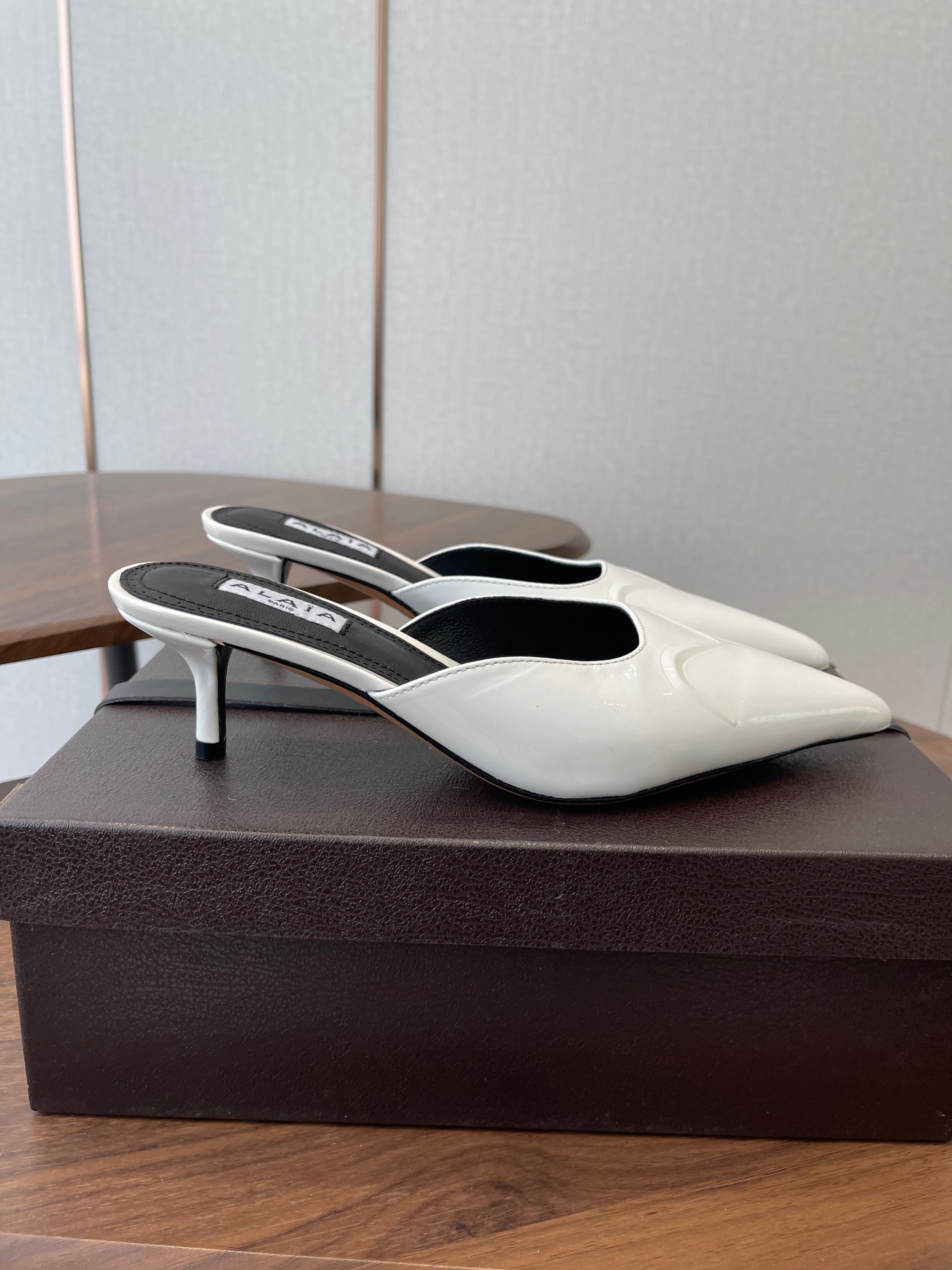Alaia 26  Pointed-toe Mules 50 White Patent Leather 624908