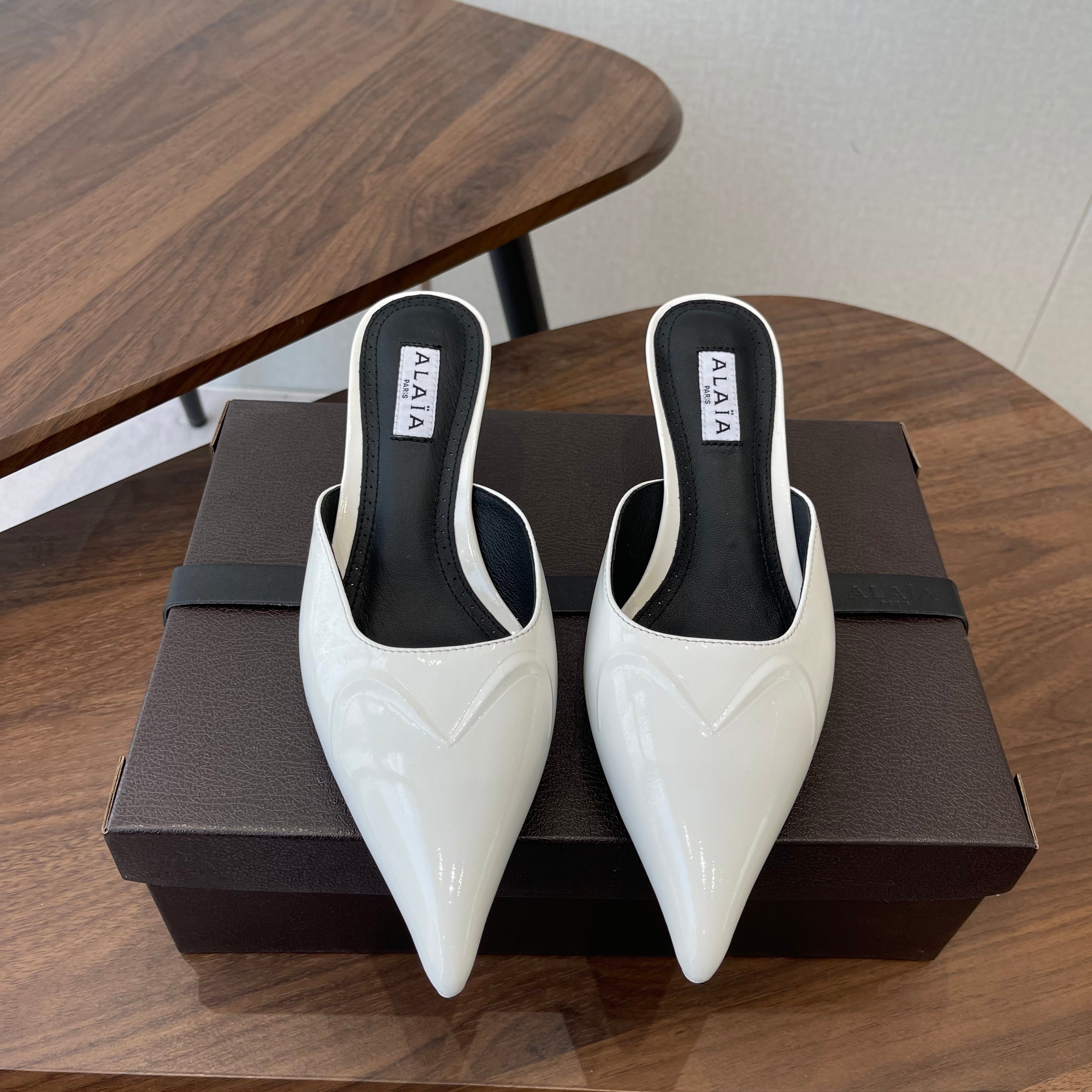 Alaia 26  Pointed-toe Mules 50 White Patent Leather 624908