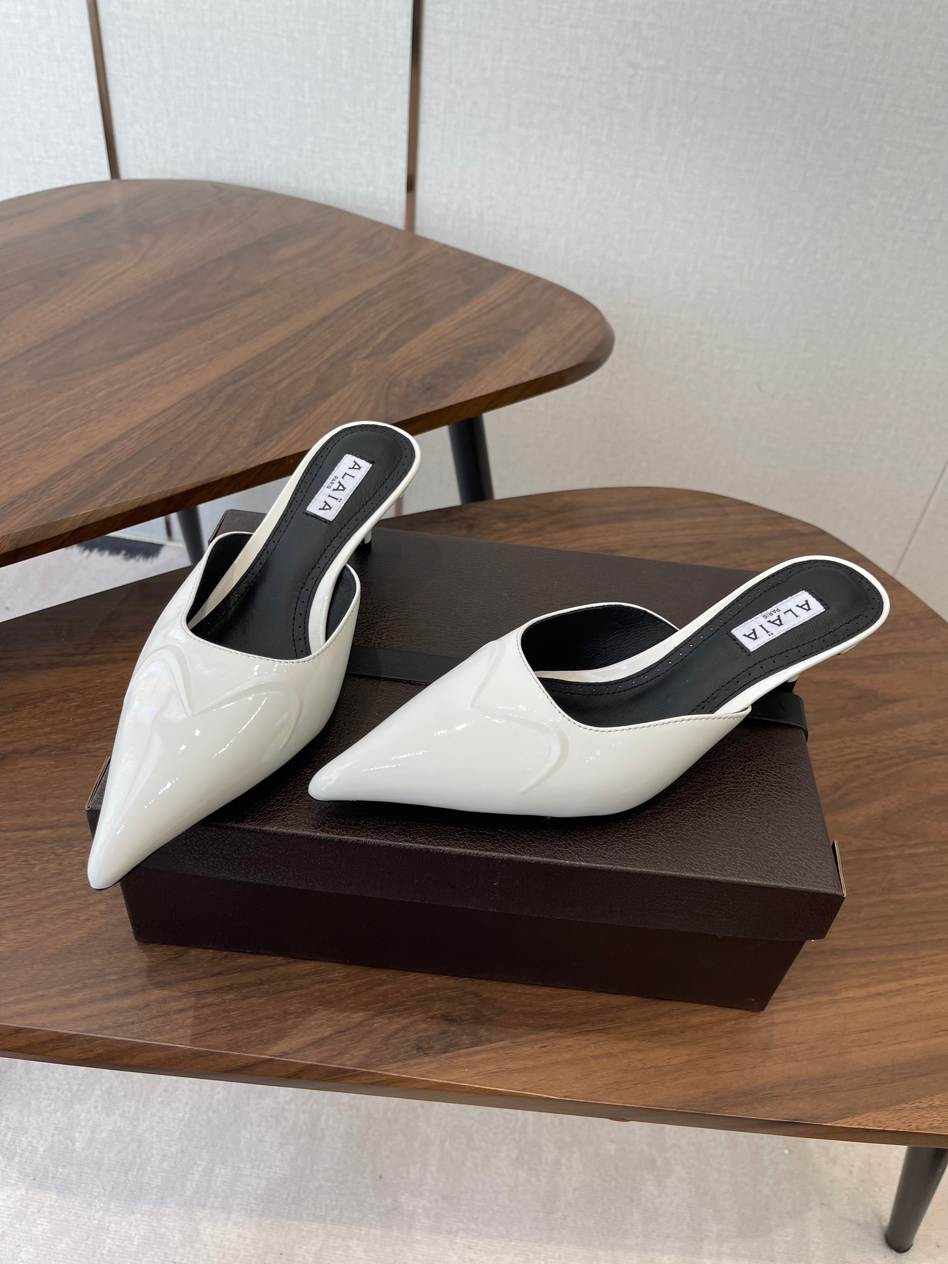 Alaia 26  Pointed-toe Mules 50 White Patent Leather 624908