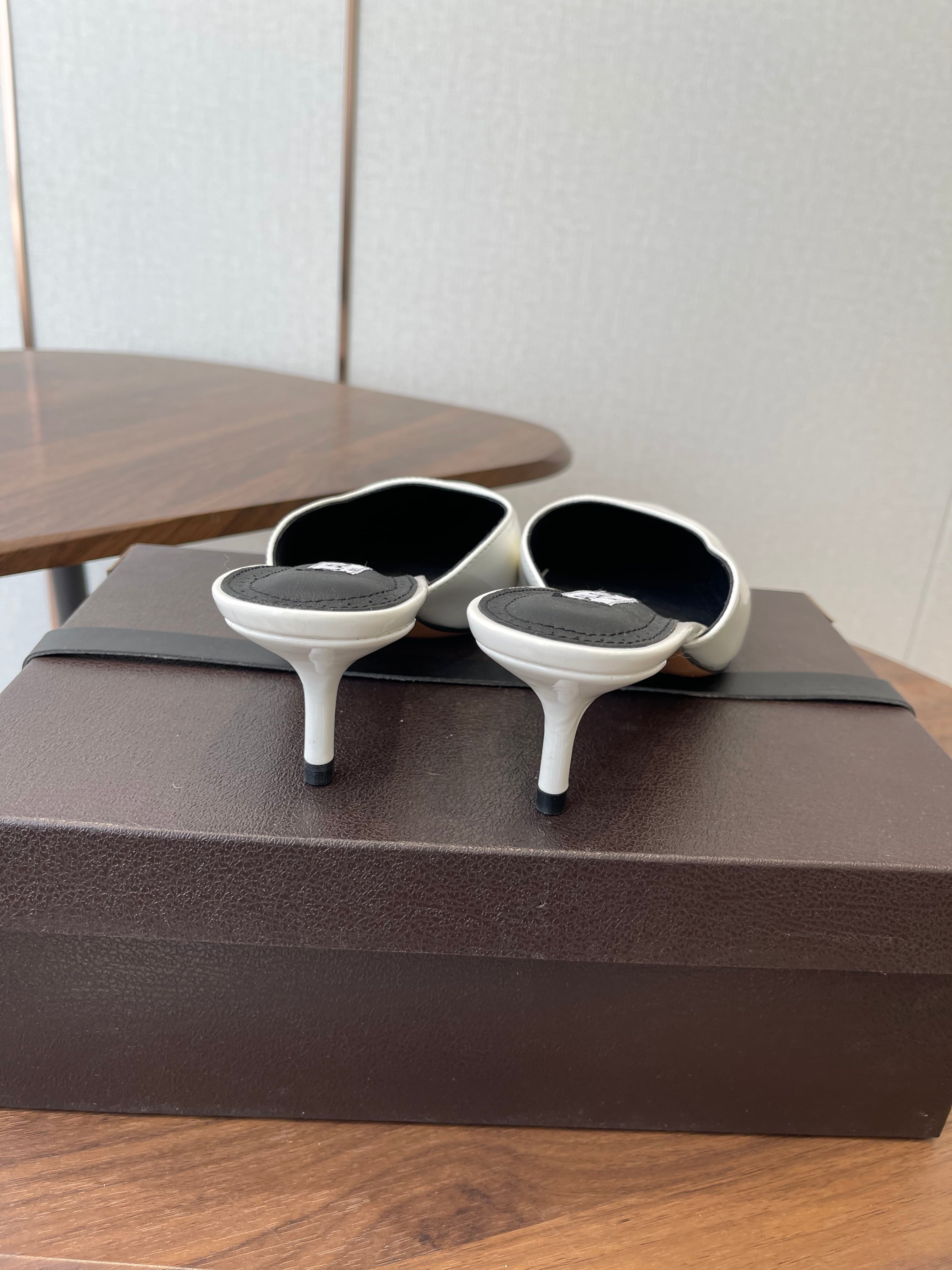 Alaia 26  Pointed-toe Mules 50 White Patent Leather 624908