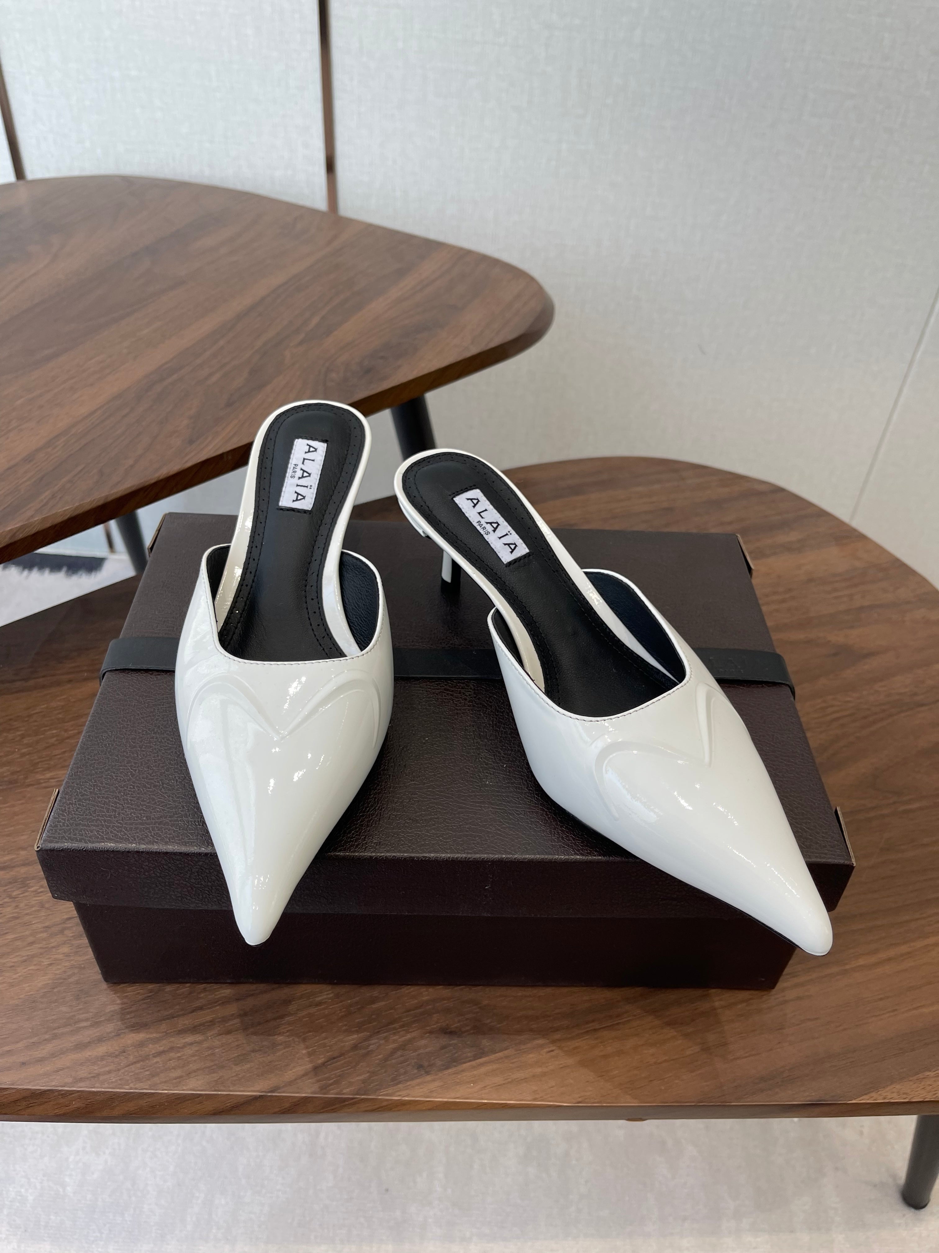 Alaia 26  Pointed-toe Mules 50 White Patent Leather 624908