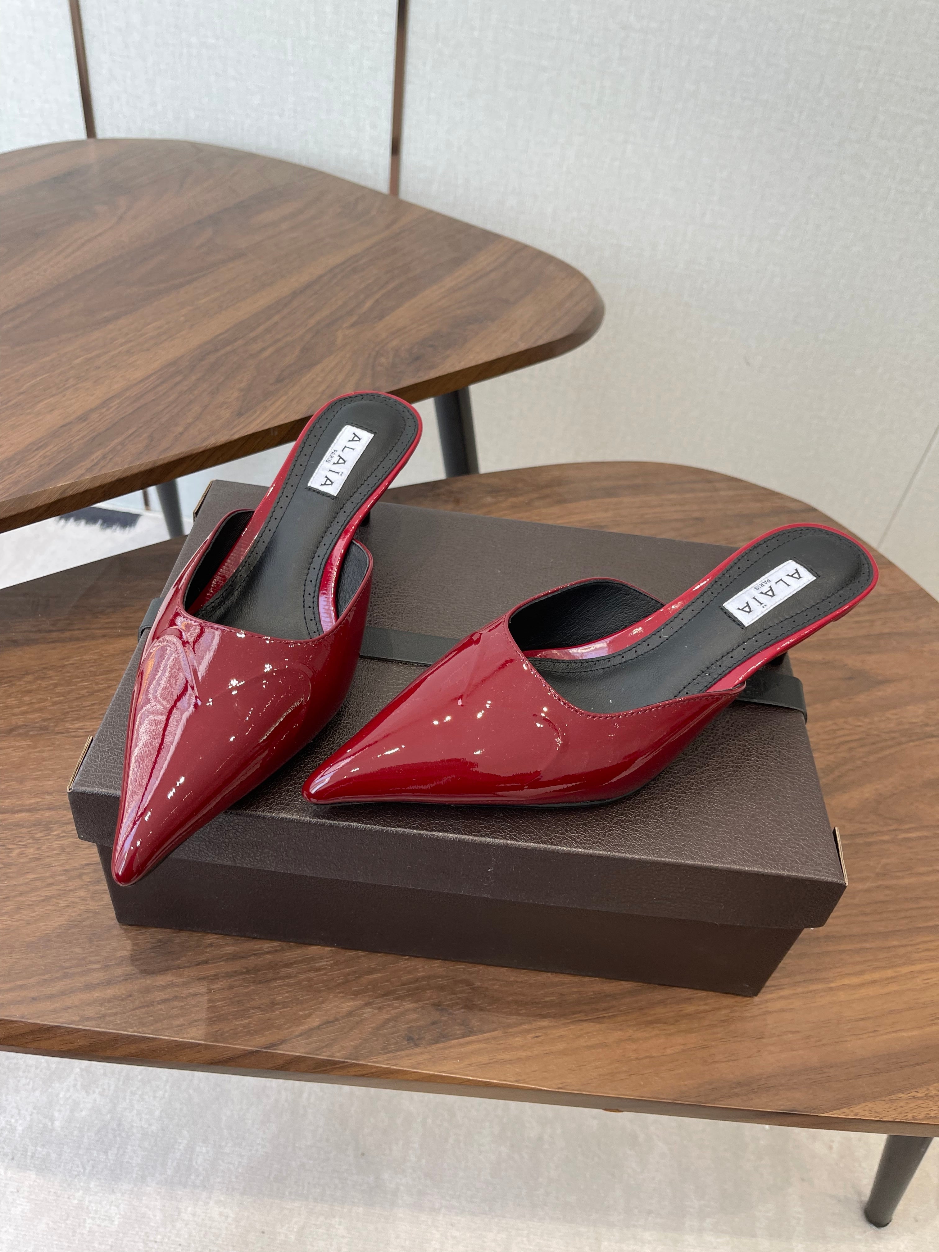 Alaia 26  Pointed-toe Mules 50 Dark Red Patent Leather