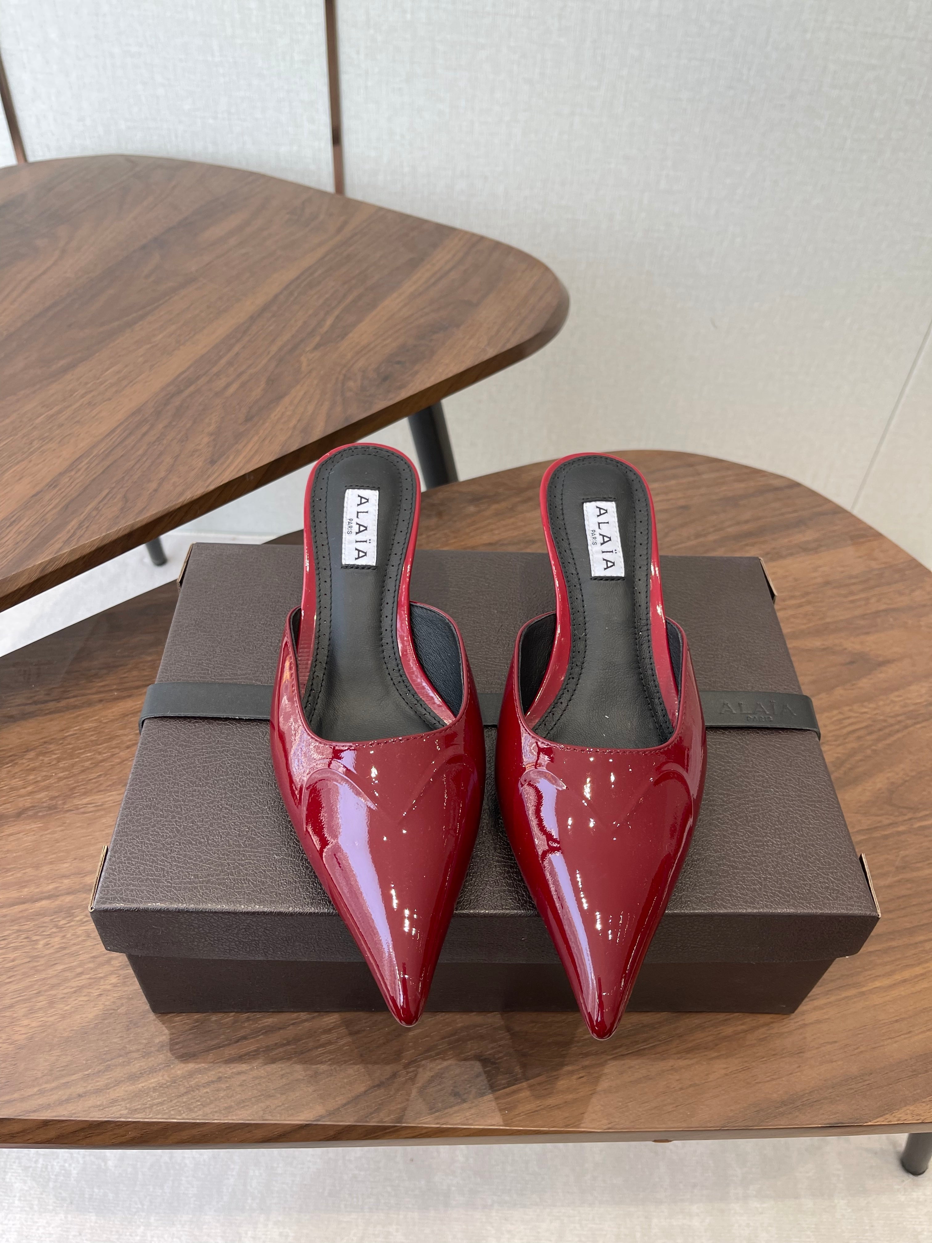 Alaia 26  Pointed-toe Mules 50 Dark Red Patent Leather