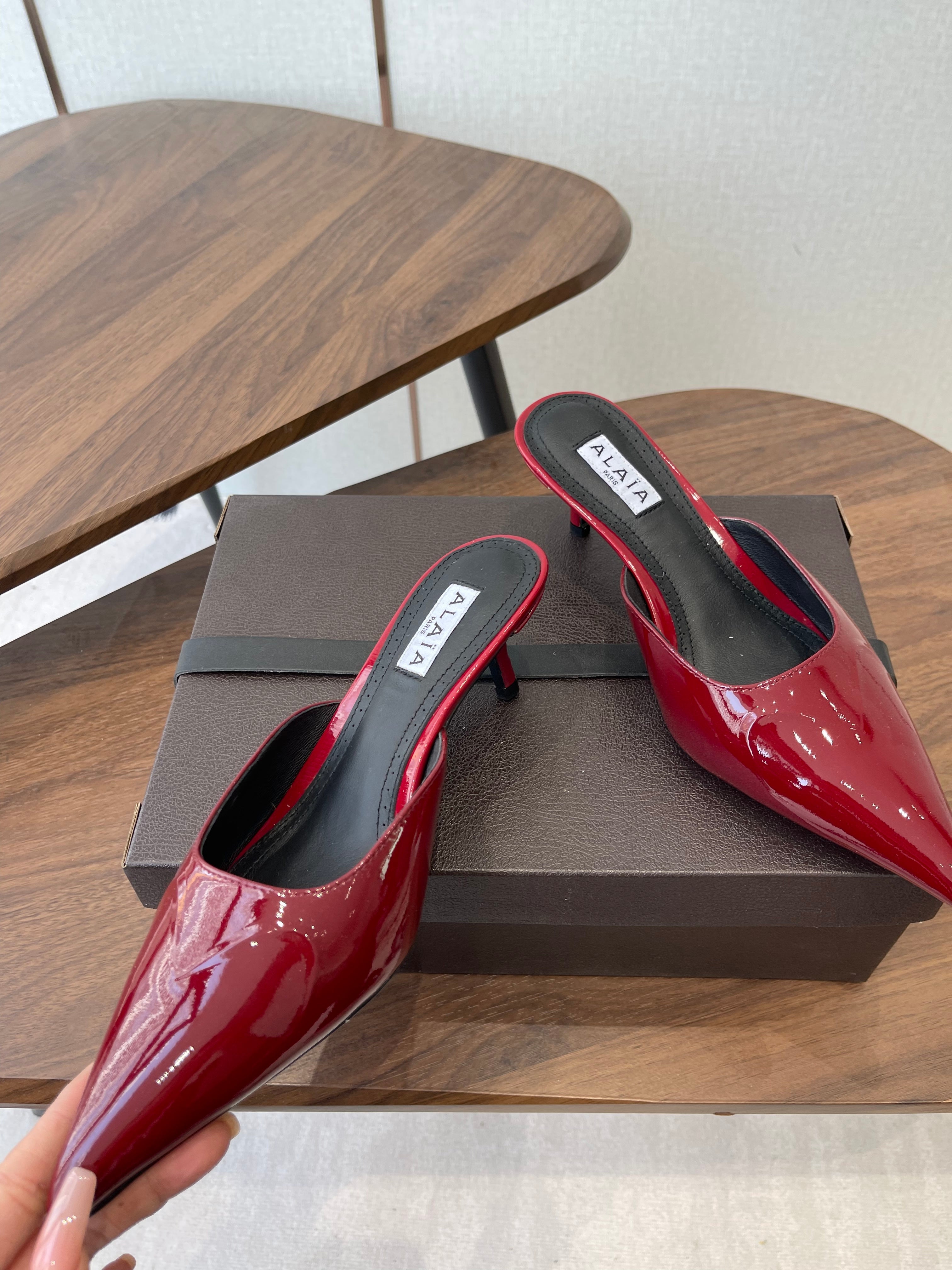 Alaia 26  Pointed-toe Mules 50 Dark Red Patent Leather