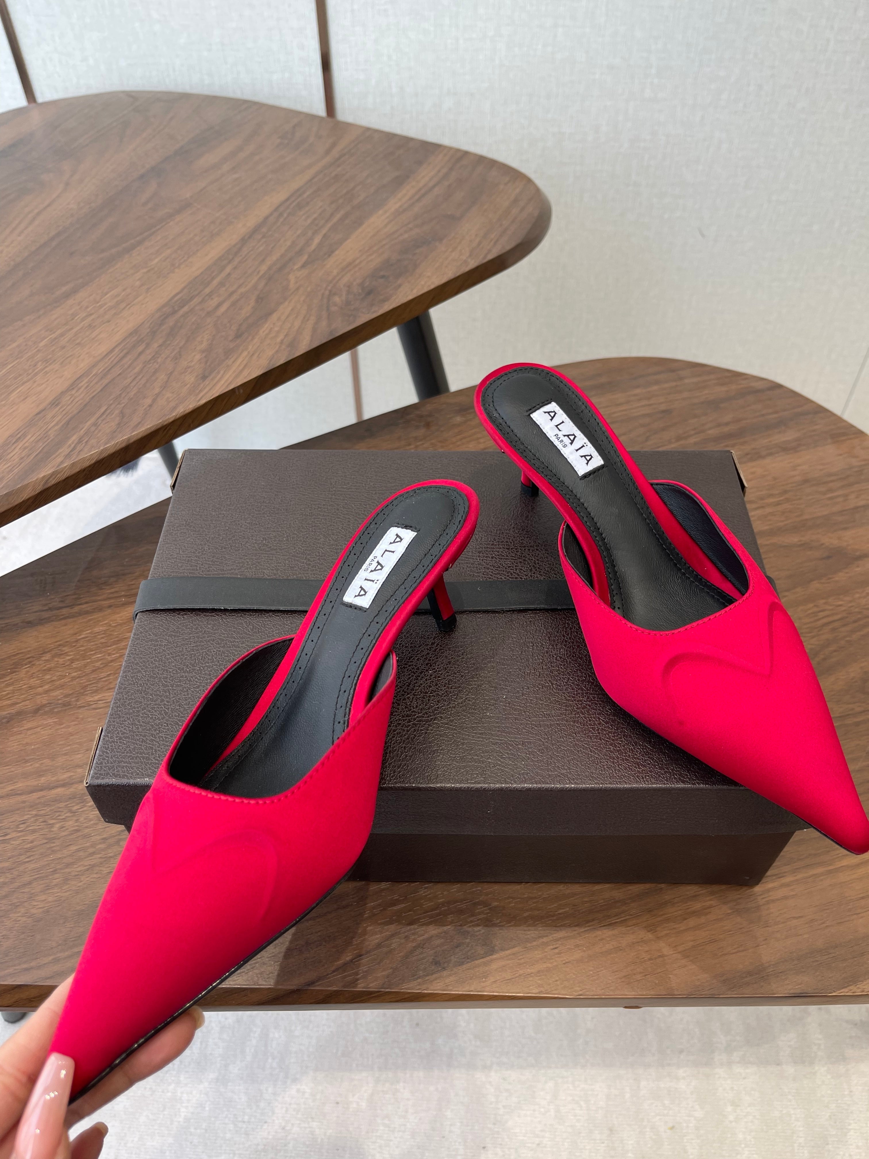 Alaia 26  Pointed-toe Mules 50 Red Sheepskin 624910