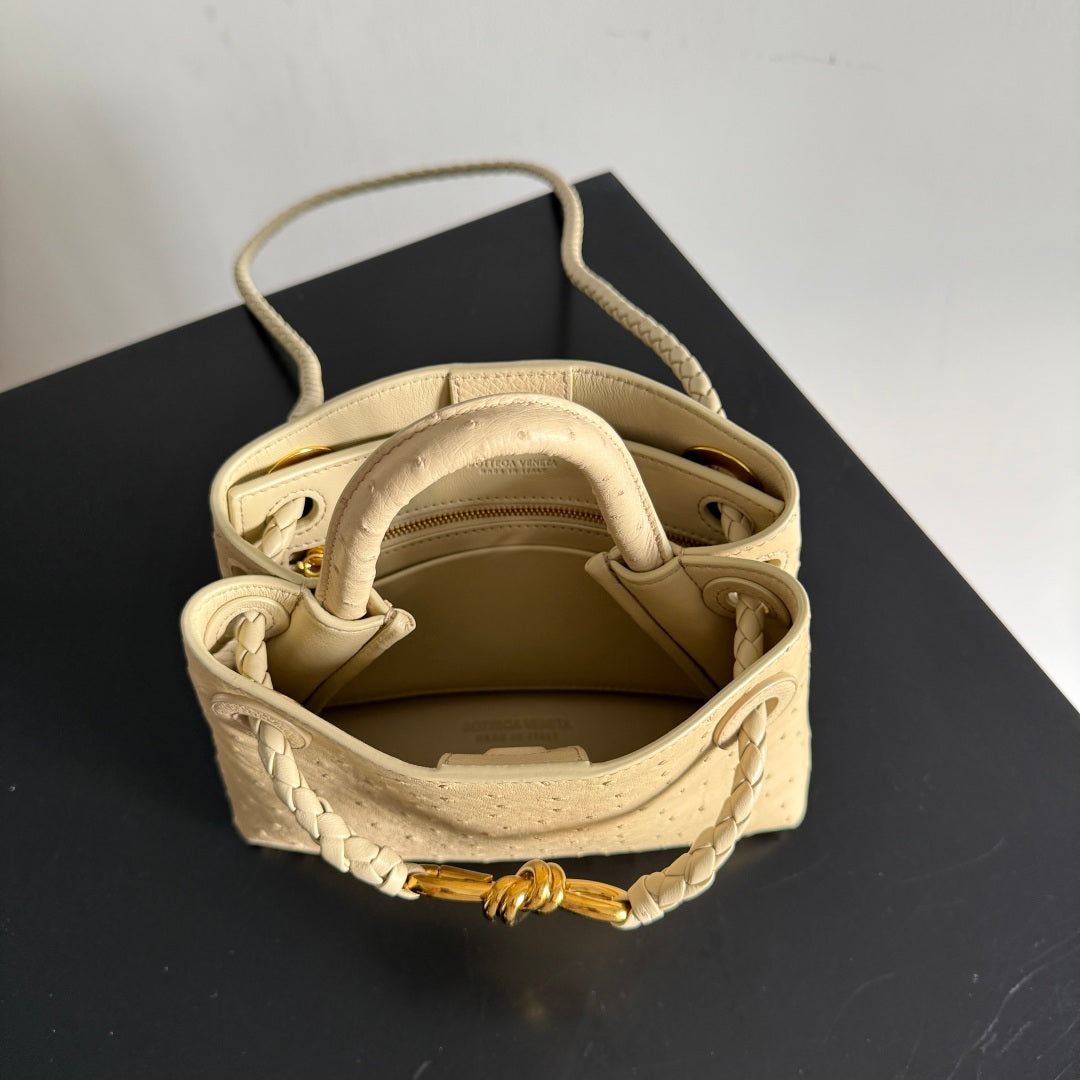 Bottega Veneta 2026 Andiamo Bag 20.5cm Light Butterscotch Ostrich Leather 137038