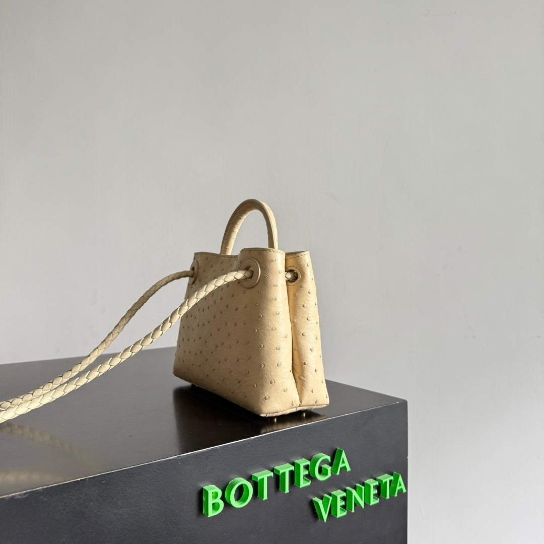 Bottega Veneta 2026 Andiamo Bag 20.5cm Light Butterscotch Ostrich Leather 137038