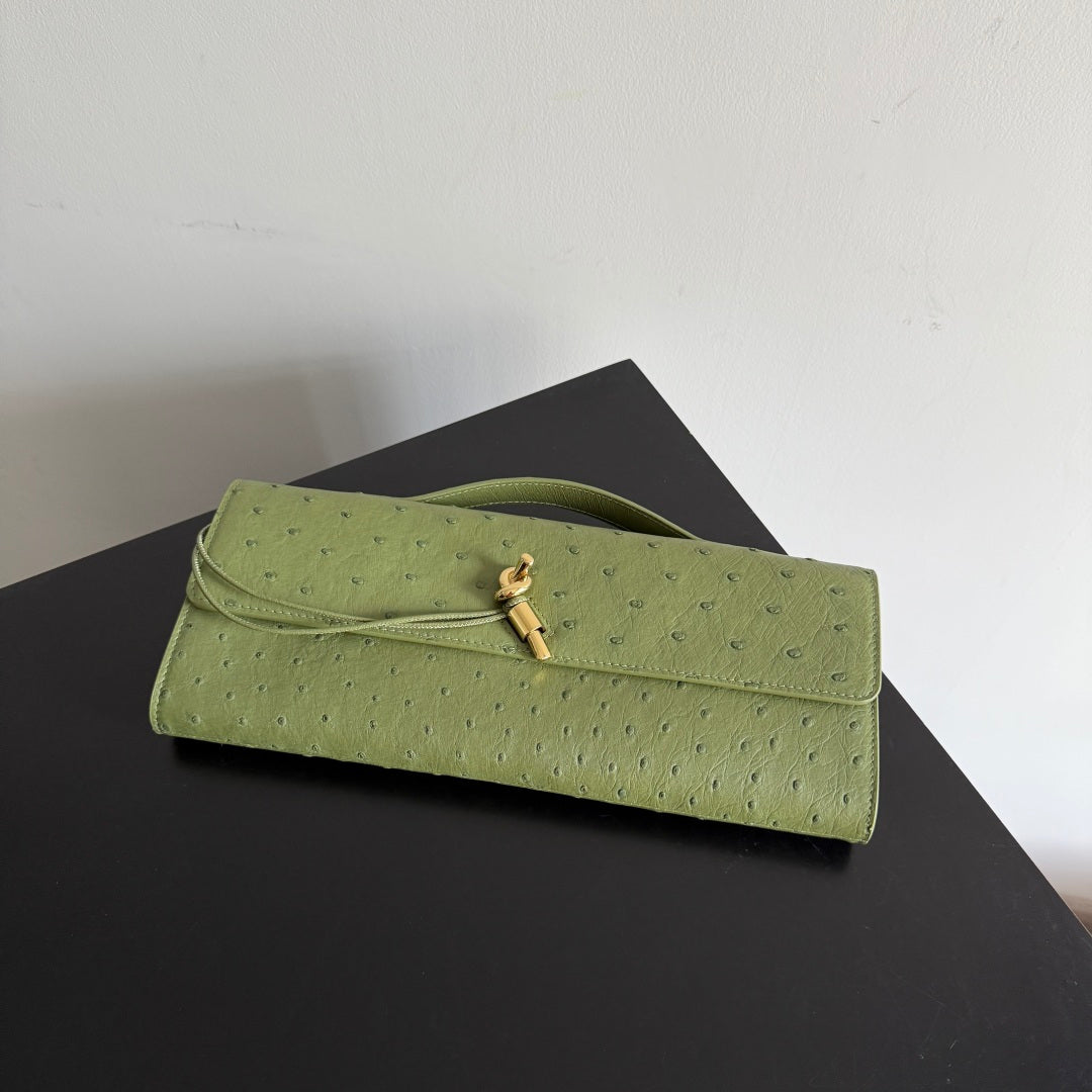 Bottega Veneta 2026 Andiamo Clutch 31cm Green Ostrich Leather 136974