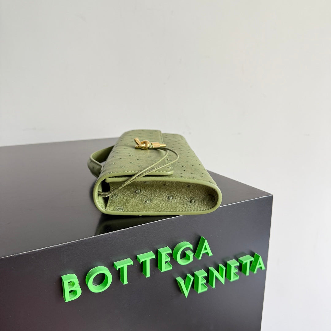 Bottega Veneta 2026 Andiamo Clutch 31cm Green Ostrich Leather 136974