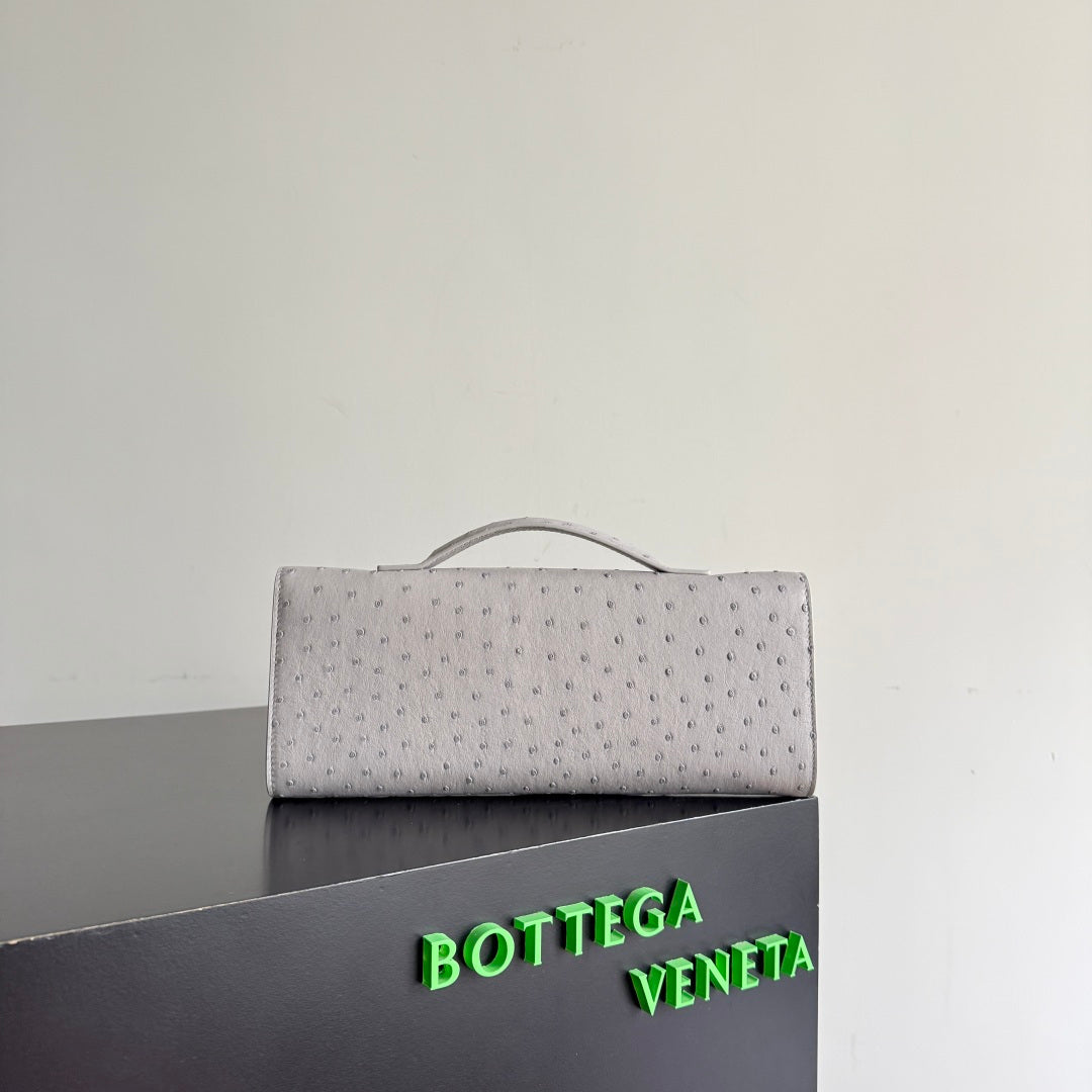 Bottega Veneta 2026 Andiamo Clutch 31cm Light Gray Ostrich Leather 136971