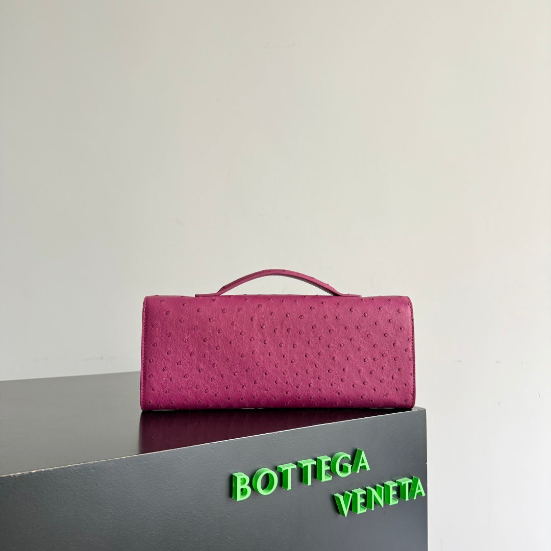 Bottega Veneta 2026 Andiamo Clutch 31cm Pink Ostrich Leather 136965