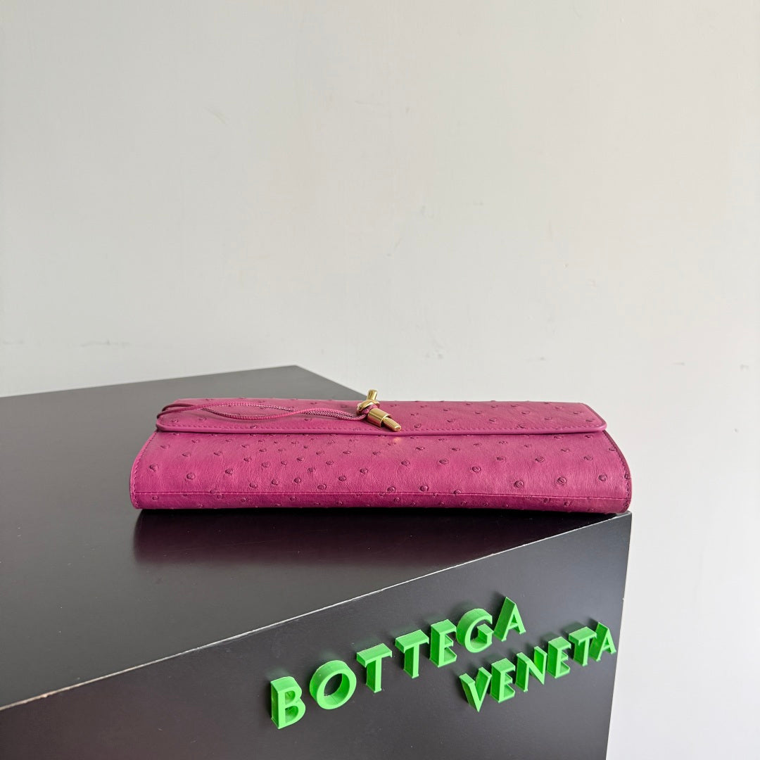 Bottega Veneta 2026 Andiamo Clutch 31cm Pink Ostrich Leather 136965