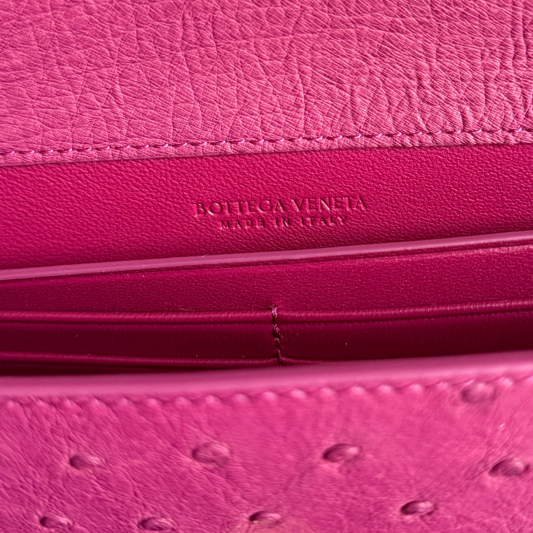 Bottega Veneta 2026 Andiamo Clutch 31cm Pink Ostrich Leather 136965