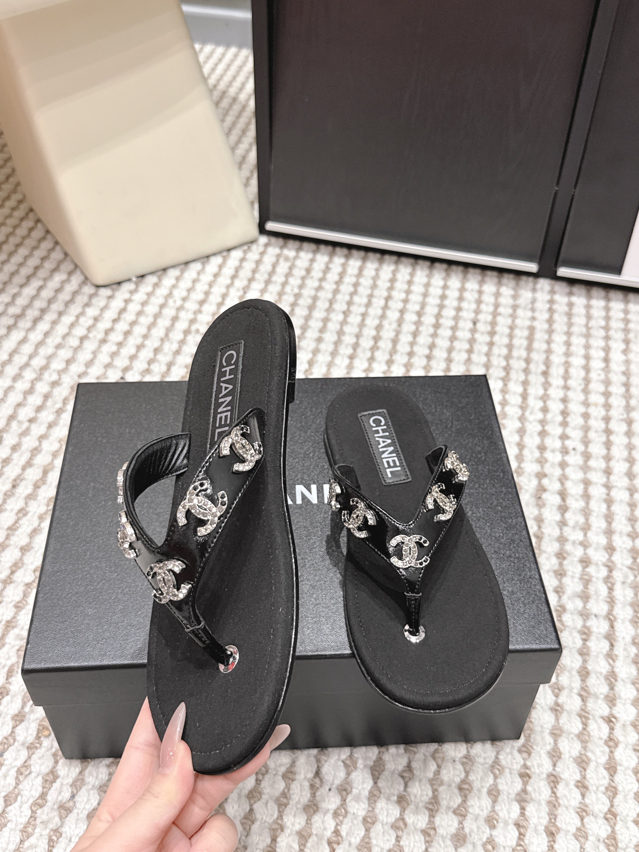 CC 26s Thong Sandals Black Suede Sheepskin Sliver Charm 632357