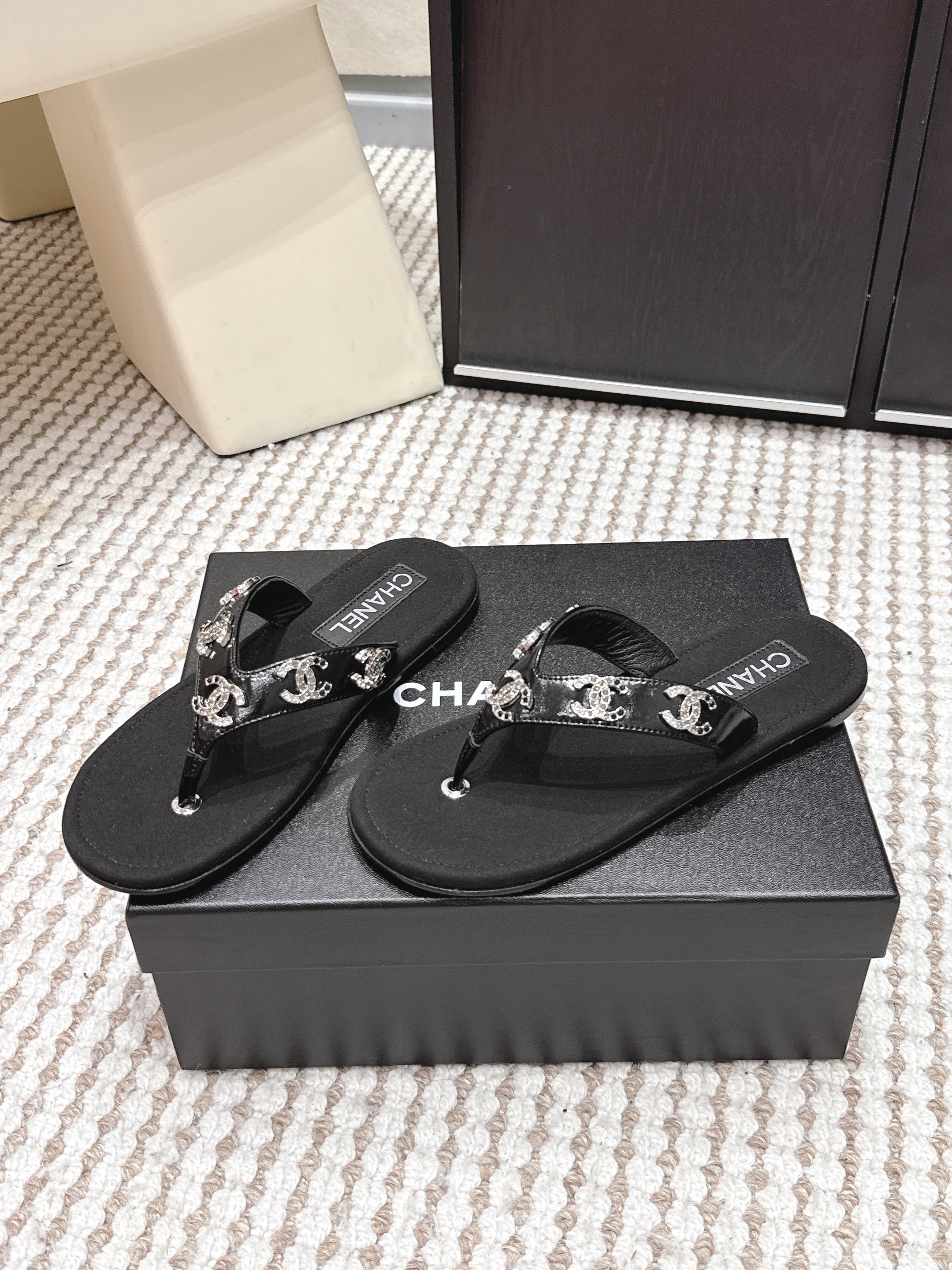 CC 26s Thong Sandals Black Suede Sheepskin Sliver Charm 632357