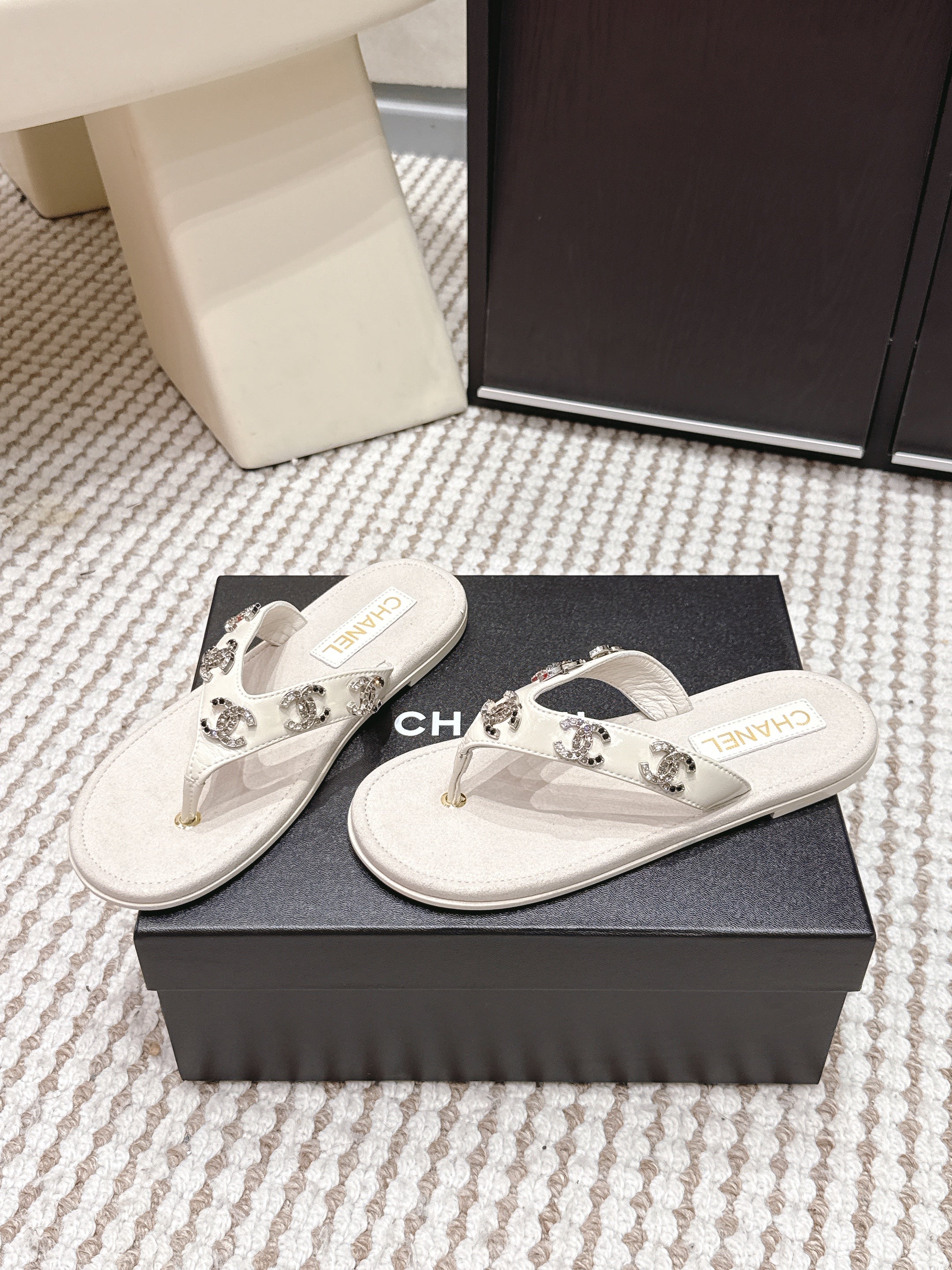 CC 26s Thong Sandals Light Beige Suede Sheepskin Multicolor Charm 632358