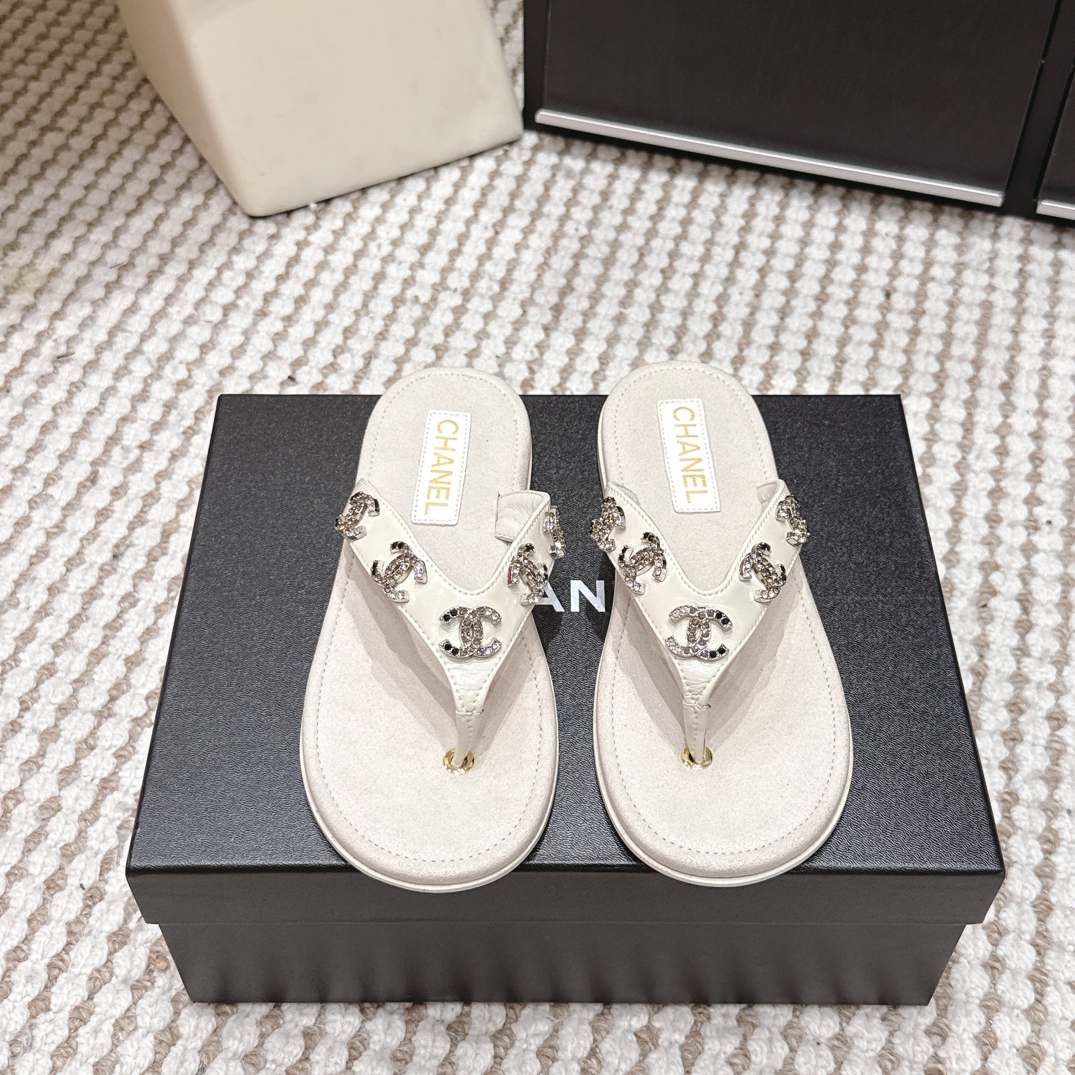 CC 26s Thong Sandals Light Beige Suede Sheepskin Multicolor Charm 632358