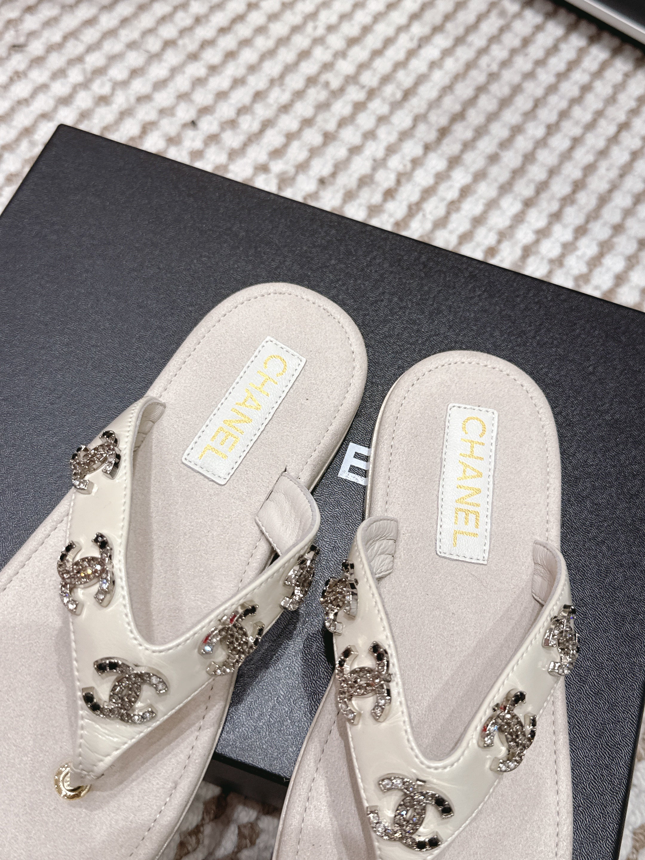 CC 26s Thong Sandals Light Beige Suede Sheepskin Multicolor Charm 632358