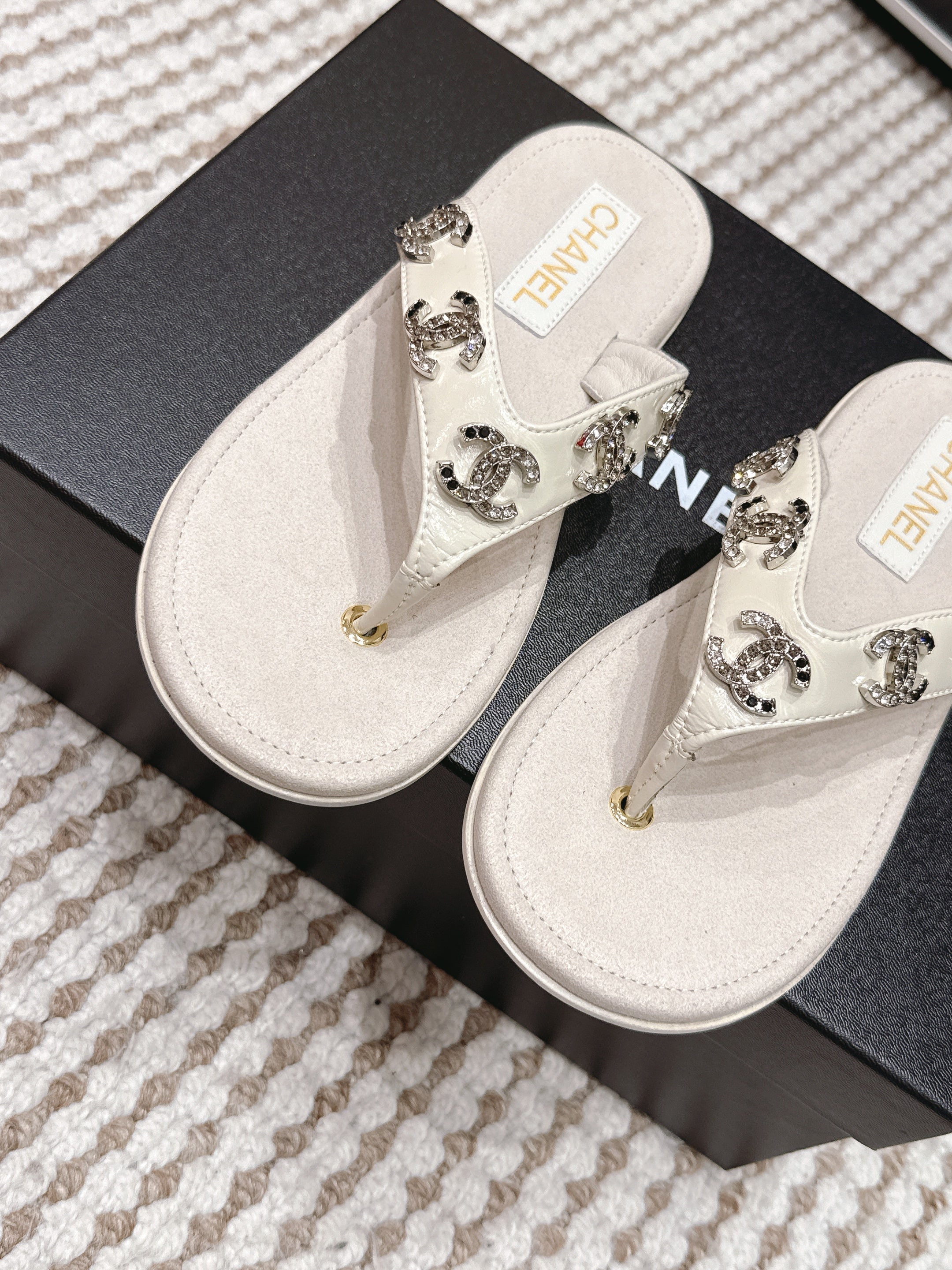 CC 26s Thong Sandals Light Beige Suede Sheepskin Multicolor Charm 632358