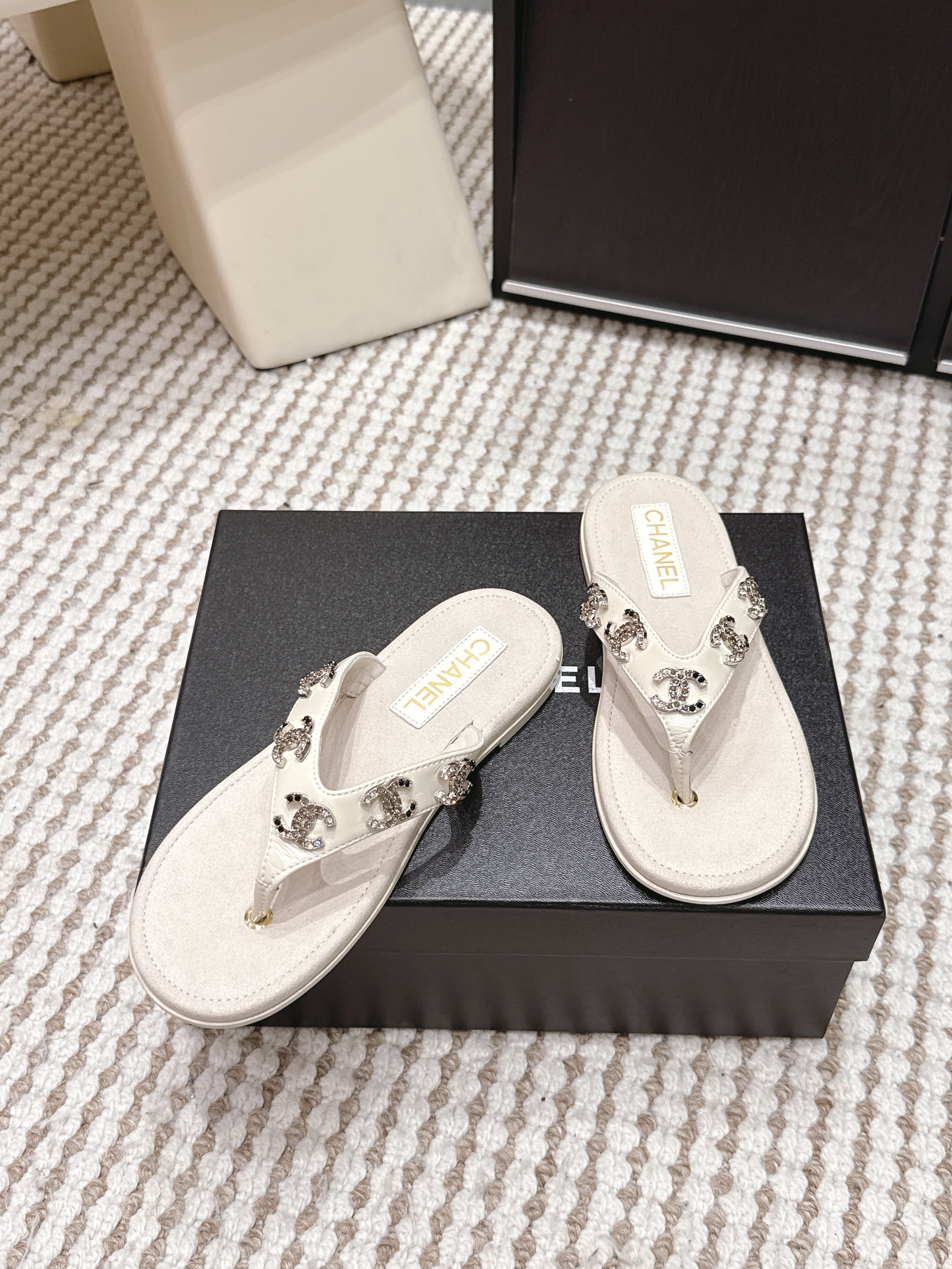 CC 26s Thong Sandals Light Beige Suede Sheepskin Multicolor Charm 632358