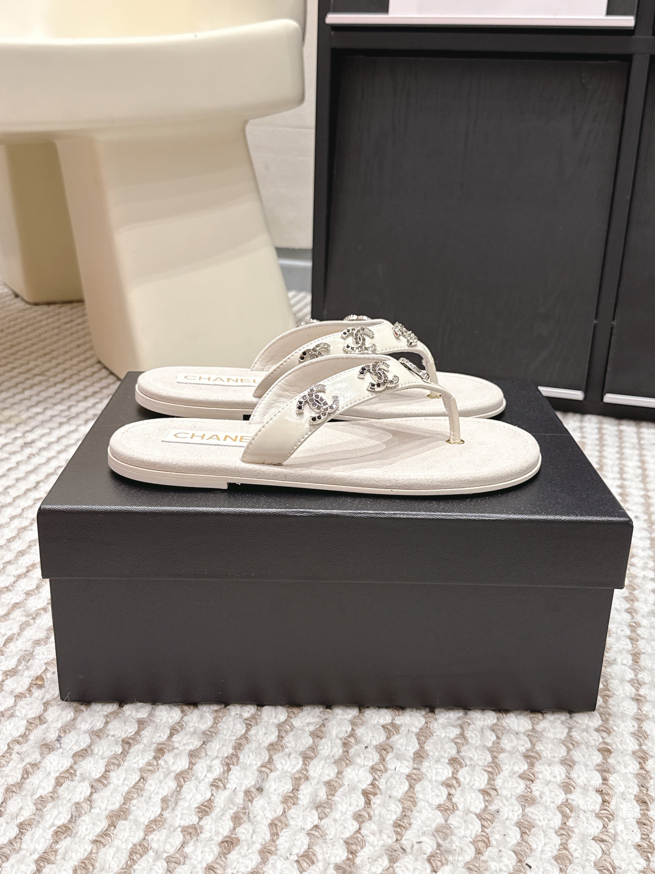 CC 26s Thong Sandals Light Beige Suede Sheepskin Multicolor Charm 632358